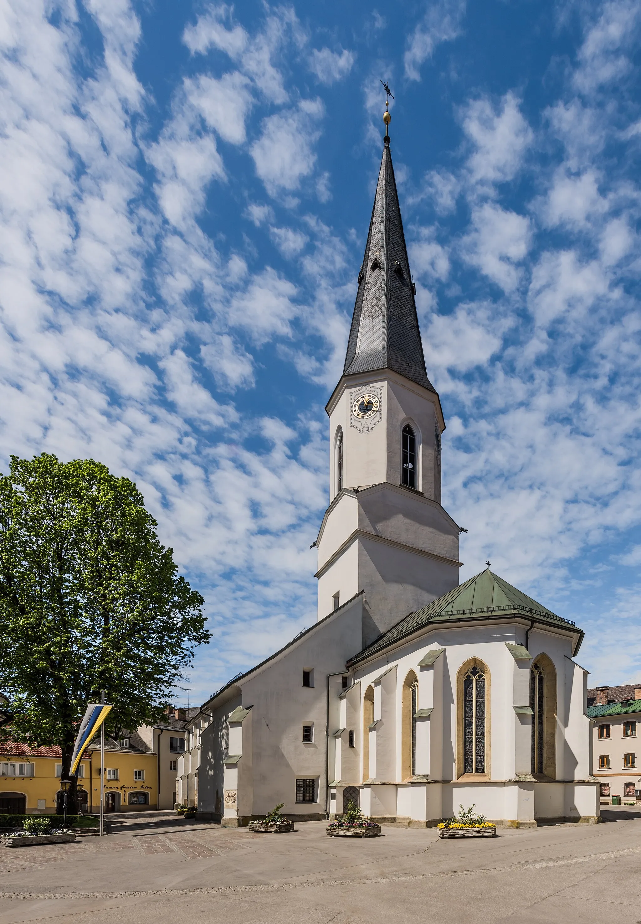 Photo showing: Southeastern view of the city parish church Holy Trinity on Kirchplatz, municipality St. Veit an der Glan, district Sankt Veit, Carinthia, Austria, EU