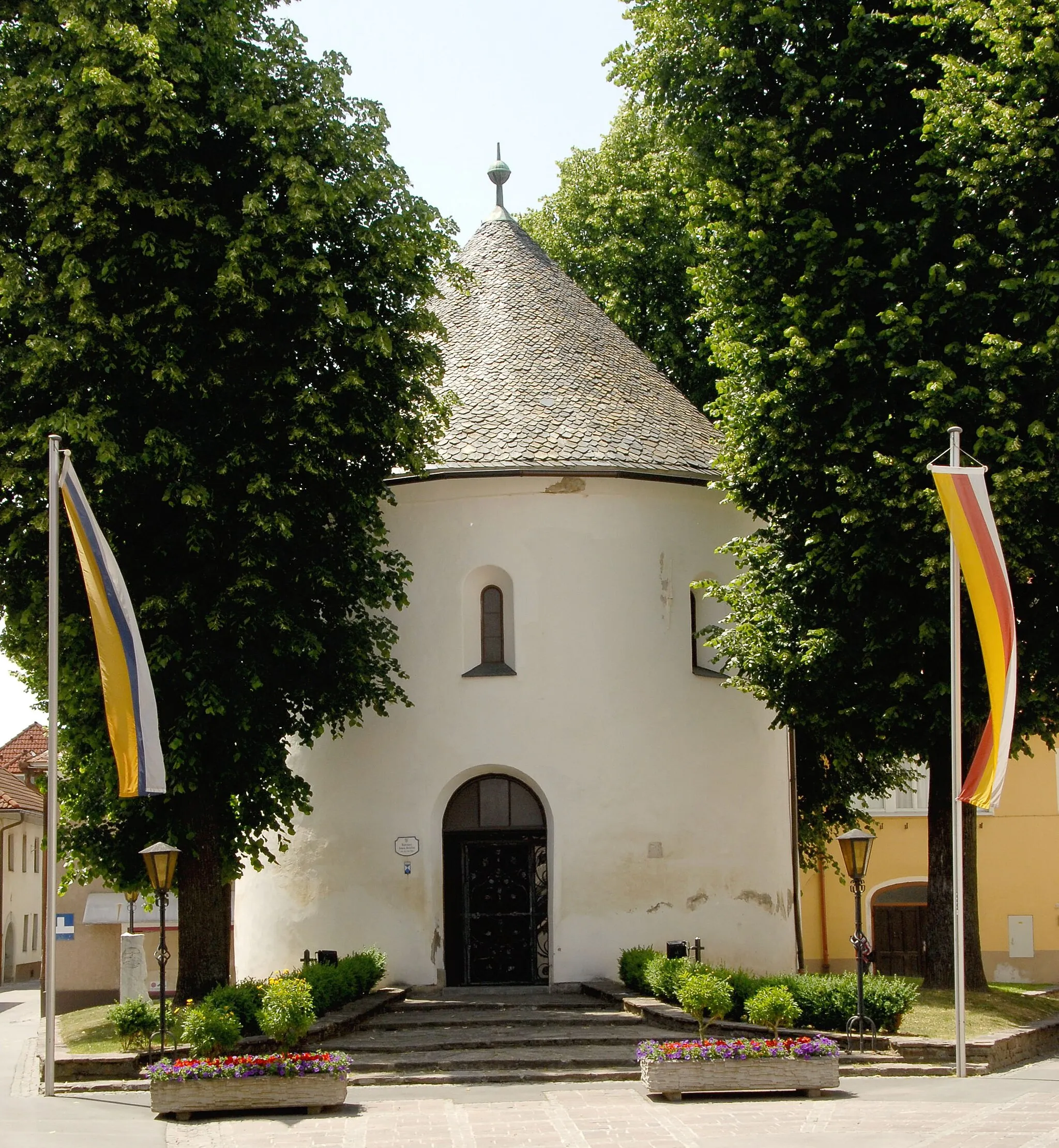 Photo showing: Charnel house, romanesque rotunda from the 12th/13th century in the city of St. Veit an der Glan, district Sankt Veit, Carinthia, Austria, EU