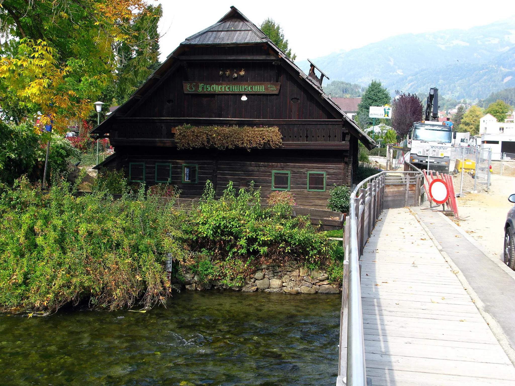 Photo showing: Old fisherman house near Lake Millstatt in Seeboden / Carinthia / Austria / European Union, currently a fisheries museum. View towards the north. In the background Tschiernock (2,082 m). The building for the fishing of salmon in the lake bottom bay was first mentioned in 1638. In 1980, the museum was constructed and equipped by Helmut Prasch, founder of the Museum of Folk Culture in Spittal. 2008, the museum was sold to the community of Seeboden, which shut in 2009 the museum. End of August 2011 opened the museum because of a private initiative of Families and Dr. Wolfgang Leitner Karl Winkler again.