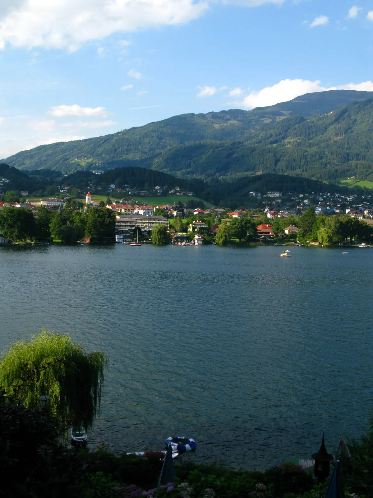 Photo showing: Seeboden / Carinthia / Austria / European Union. The photo shows the church and the district Wirlsdorf. There are hotels on the lakeshore.