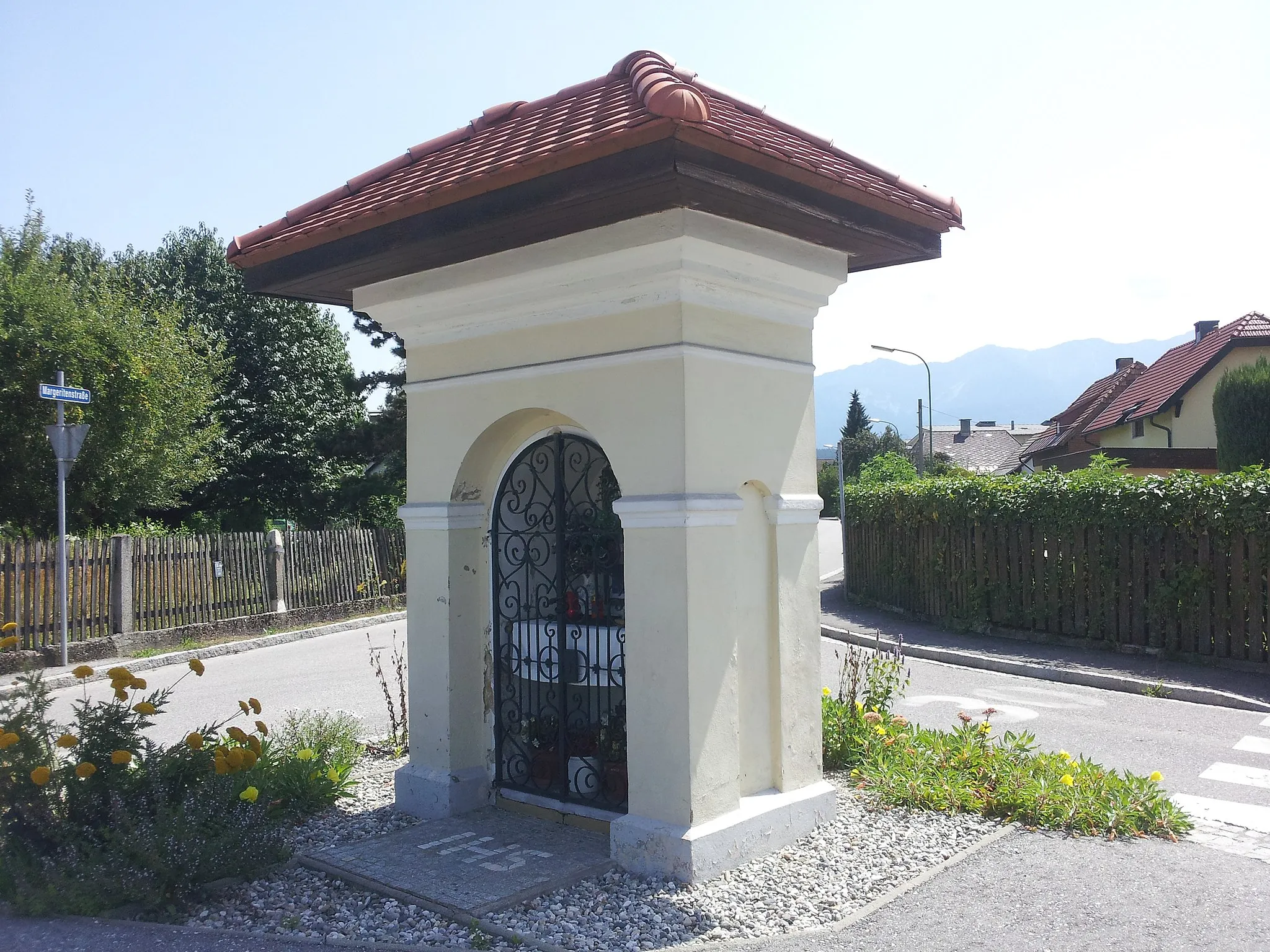 Photo showing: Wayside shrine in Margeritenstraße, Villach