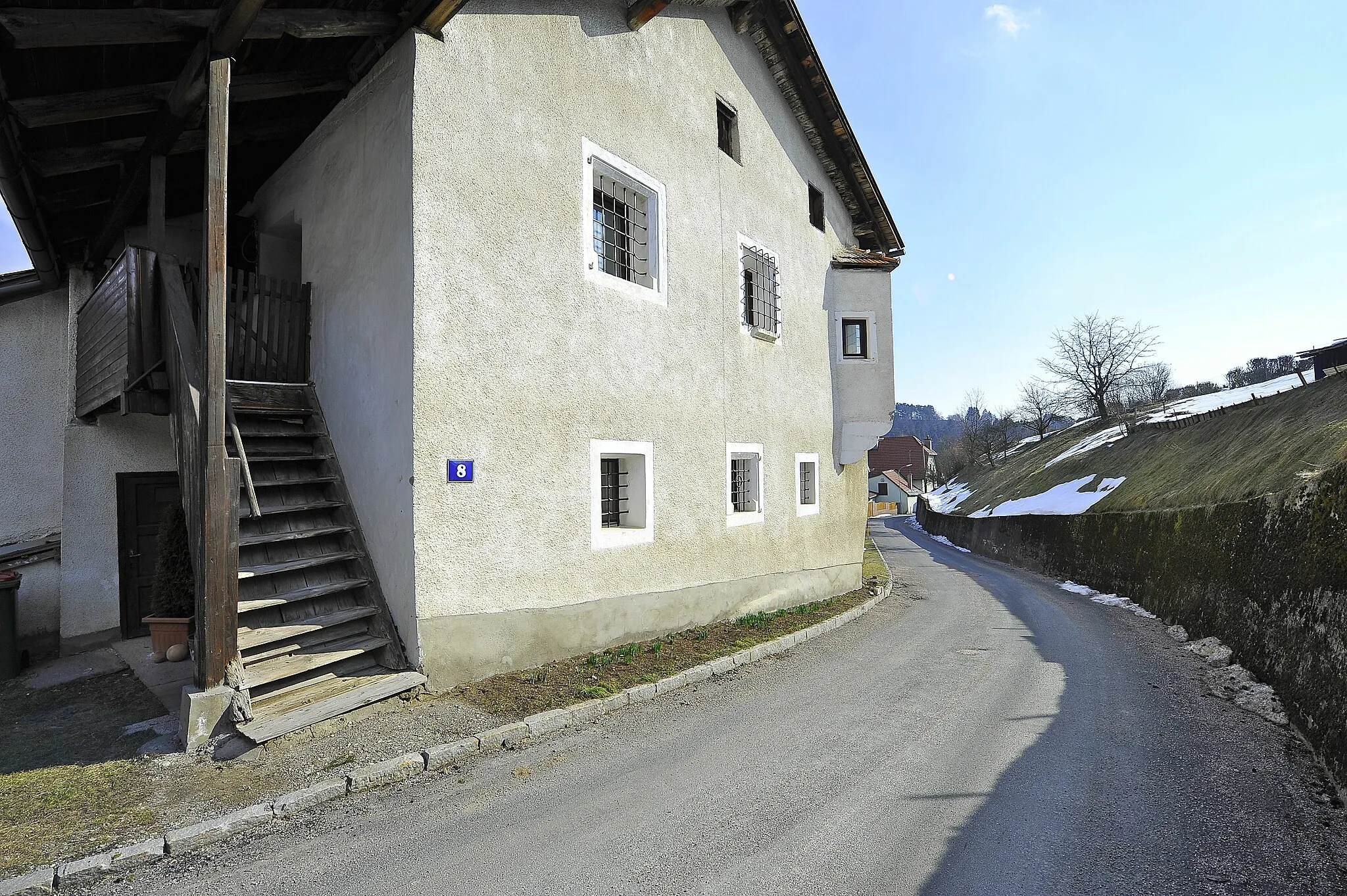 Photo showing: Wooden staircase of the mansion “della Grotta” on the Untere Fellacher Street #8 in Untere Fellach, city of Villach, Carinthia / Austria / EU