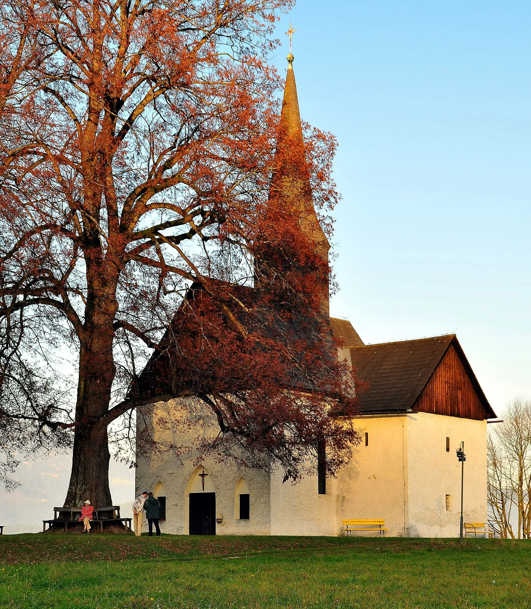 Photo showing: Subsidiary church "Saint Johannes" in Gothic style at the Sankt Johanner Hoehenstrasse in Voelkendorf, Villach, Carinthia, Austria