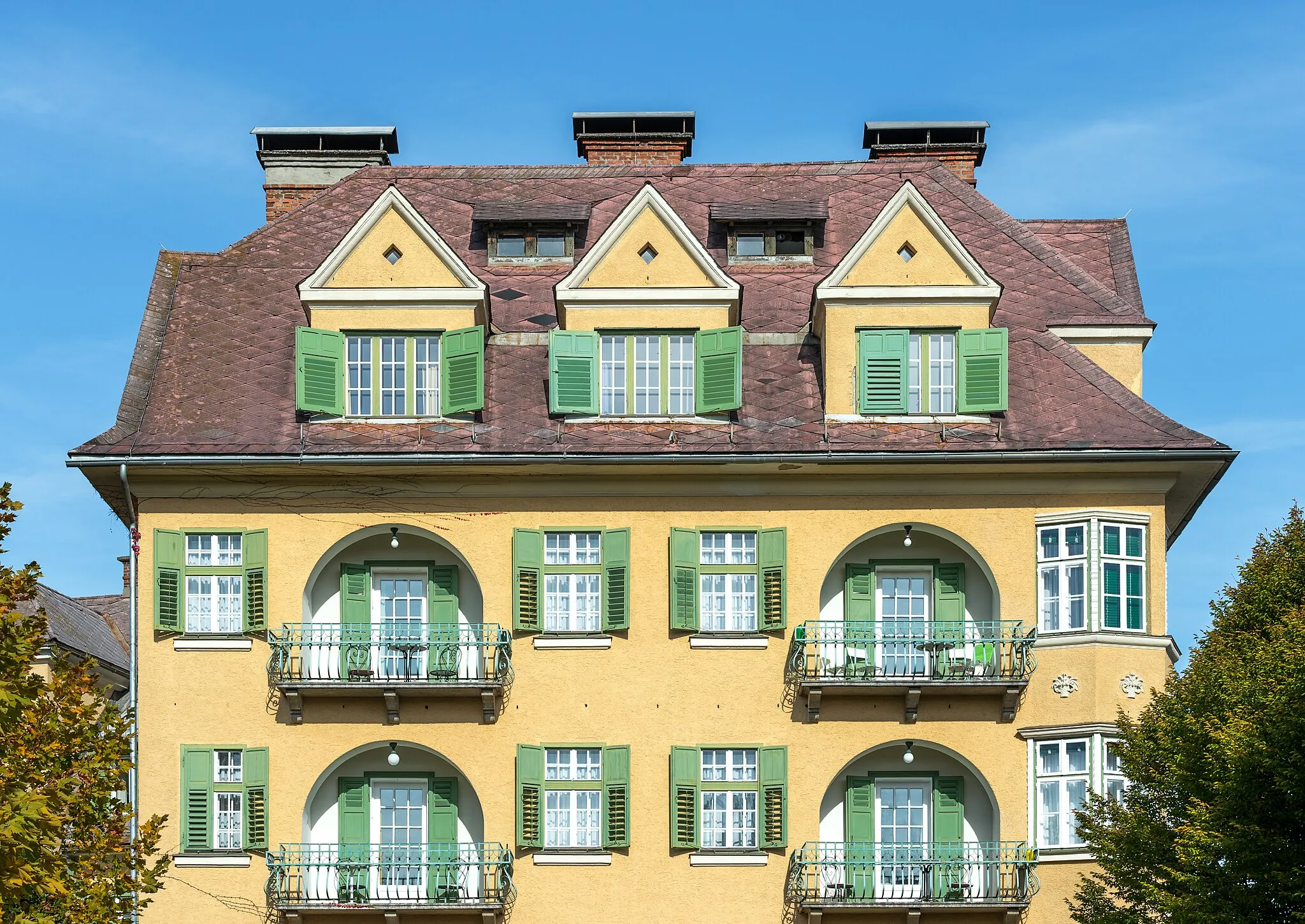 Photo showing: "Hotel Carinthia", designed by architect Franz Baumgartner in 1924/26, Karawankenplatz #3, market town Velden am Wörther See, district Villach Land, Carinthia, Austria, EU