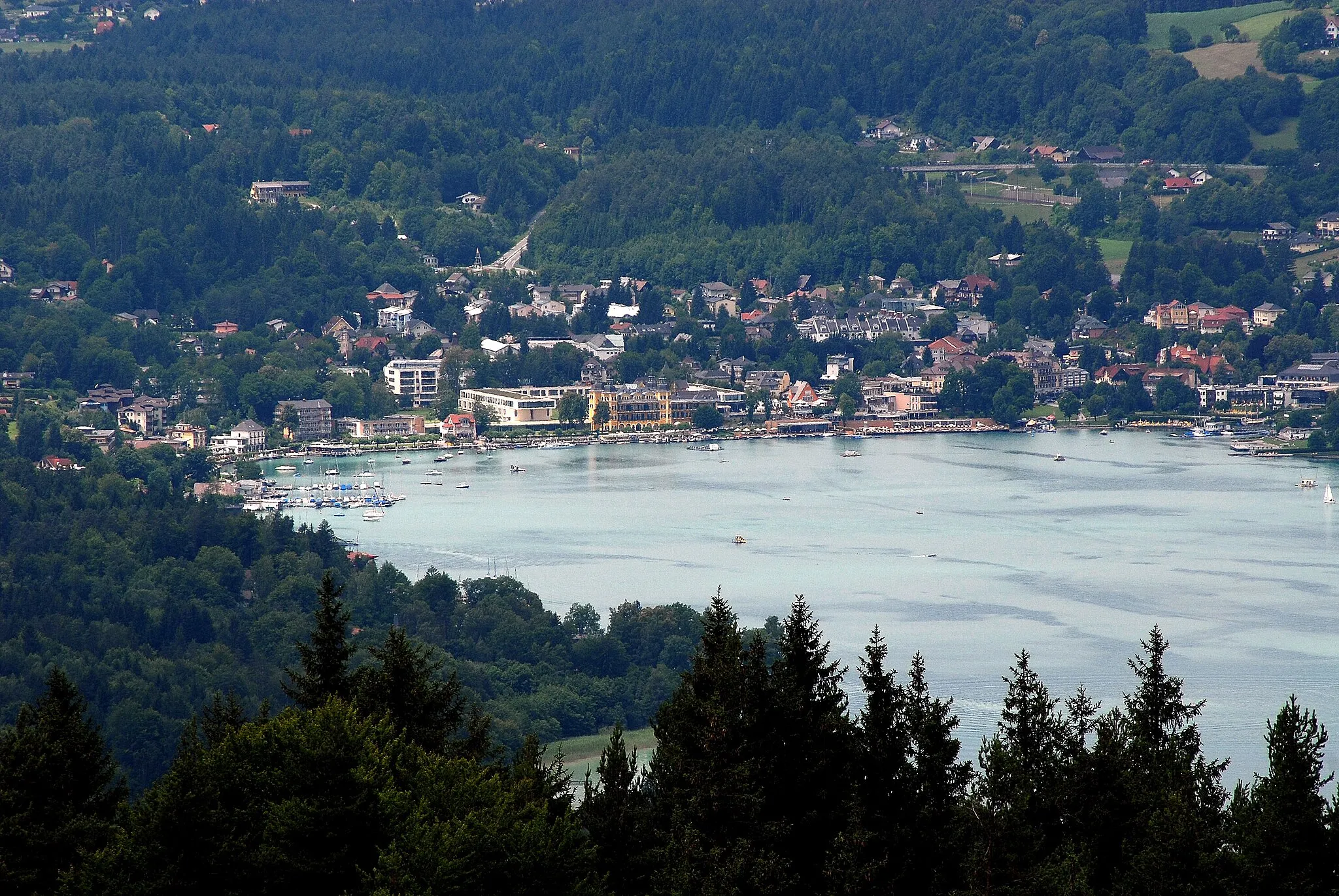 Photo showing: View at the bay of Velden from the Pyramid Ballon (Pyramidenkogel), market town Velden am Wörther See, district Villach Land, Carinthia / Austria / EU