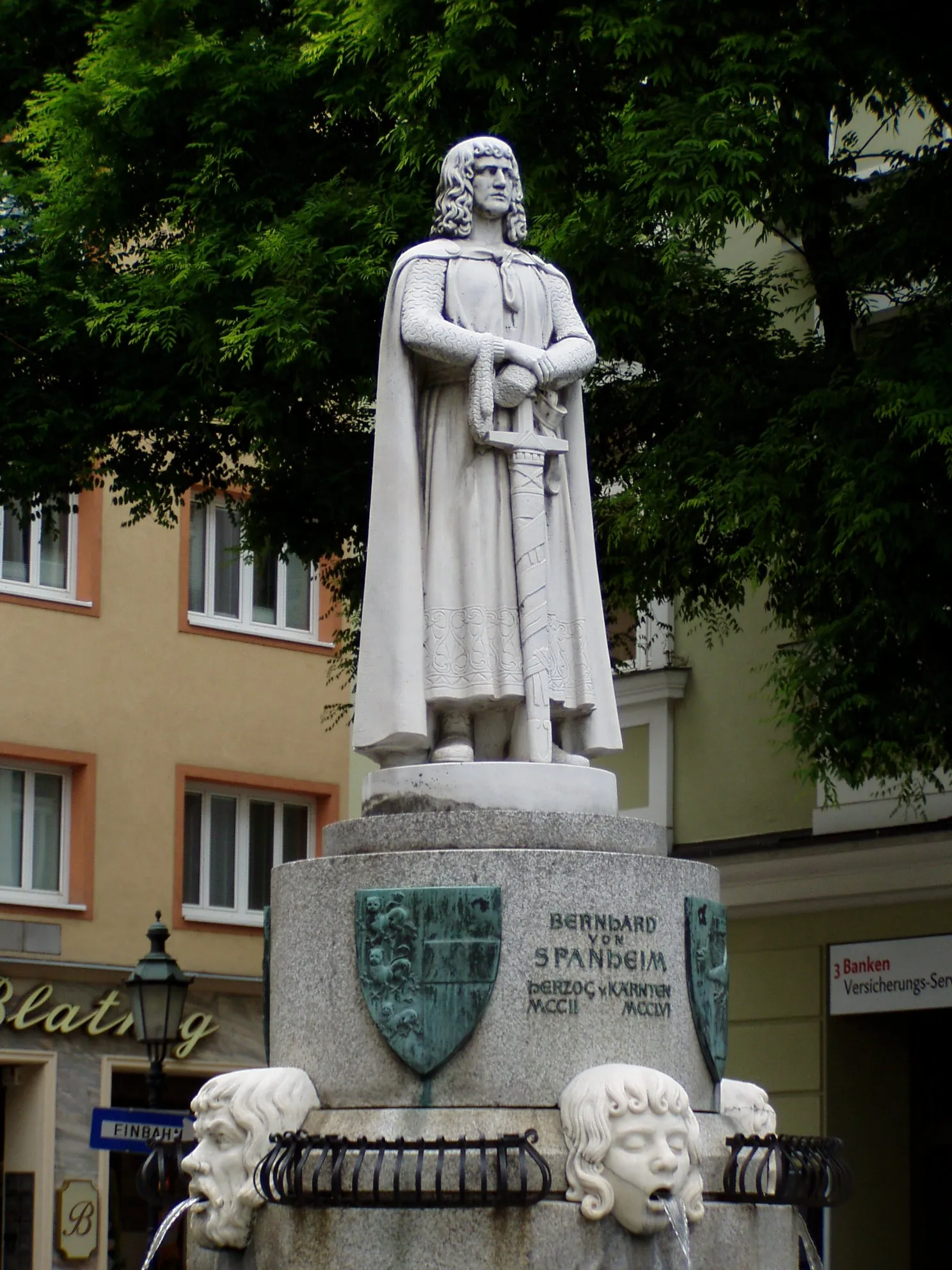 Photo showing: Bernhard von Spanheim, fountain at Arthur Lemisch-Platz in Klagenfurt, Carinthia

This media shows the protected monument with the number 119369 in Austria. (Commons, de, Wikidata)