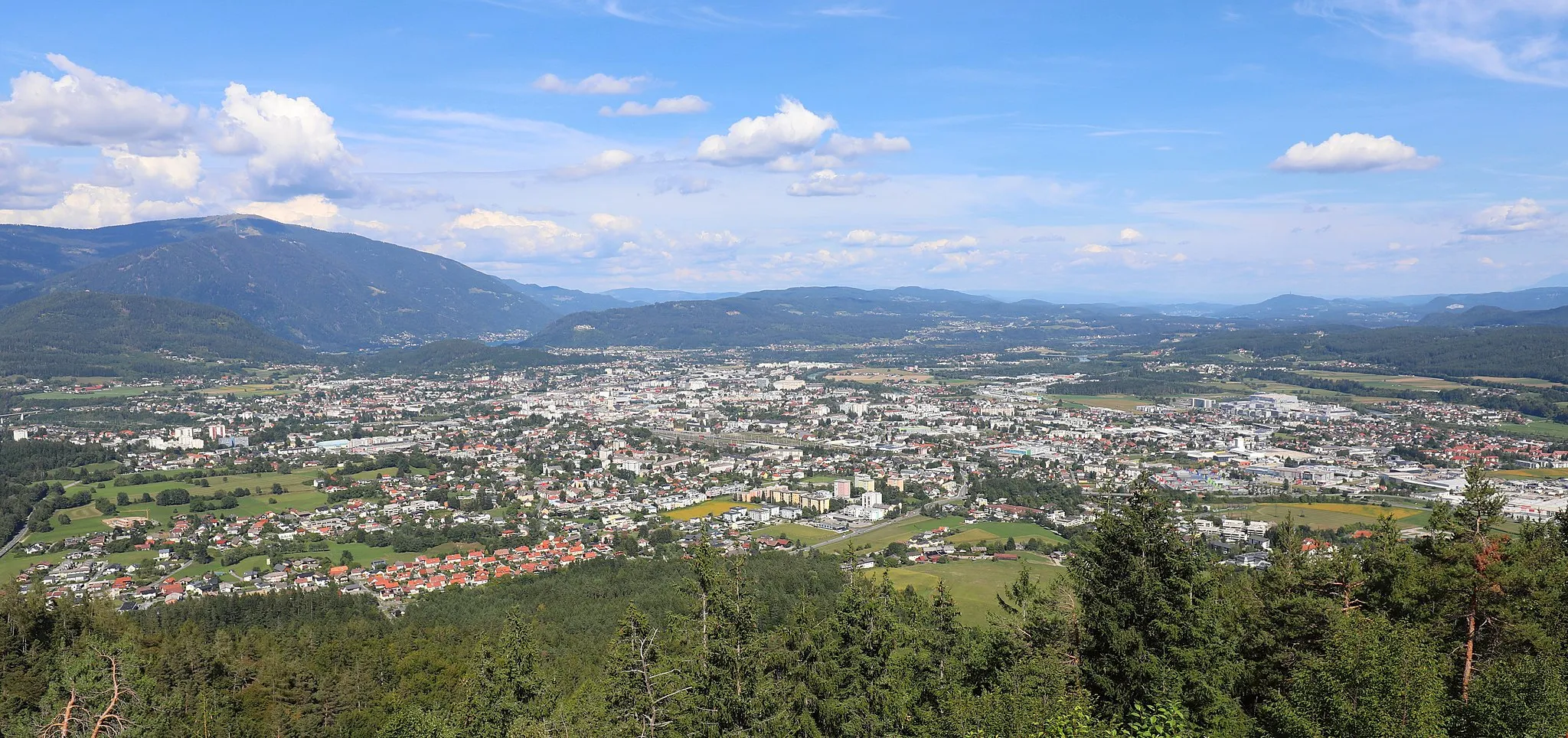 Photo showing: Southwest view of Villach in Carinthia.