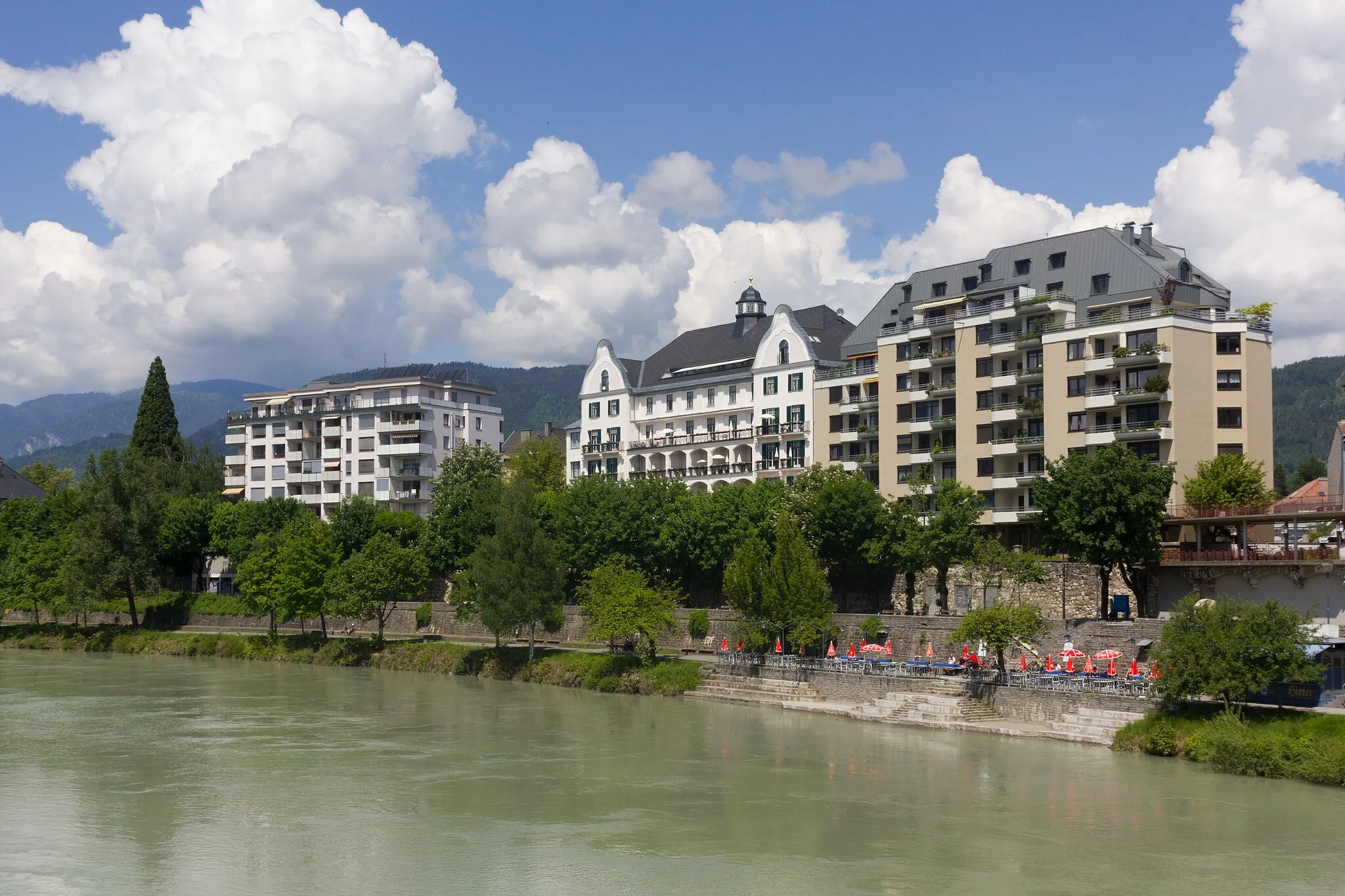 Photo showing: Buildings on Draupromenade in Villach
