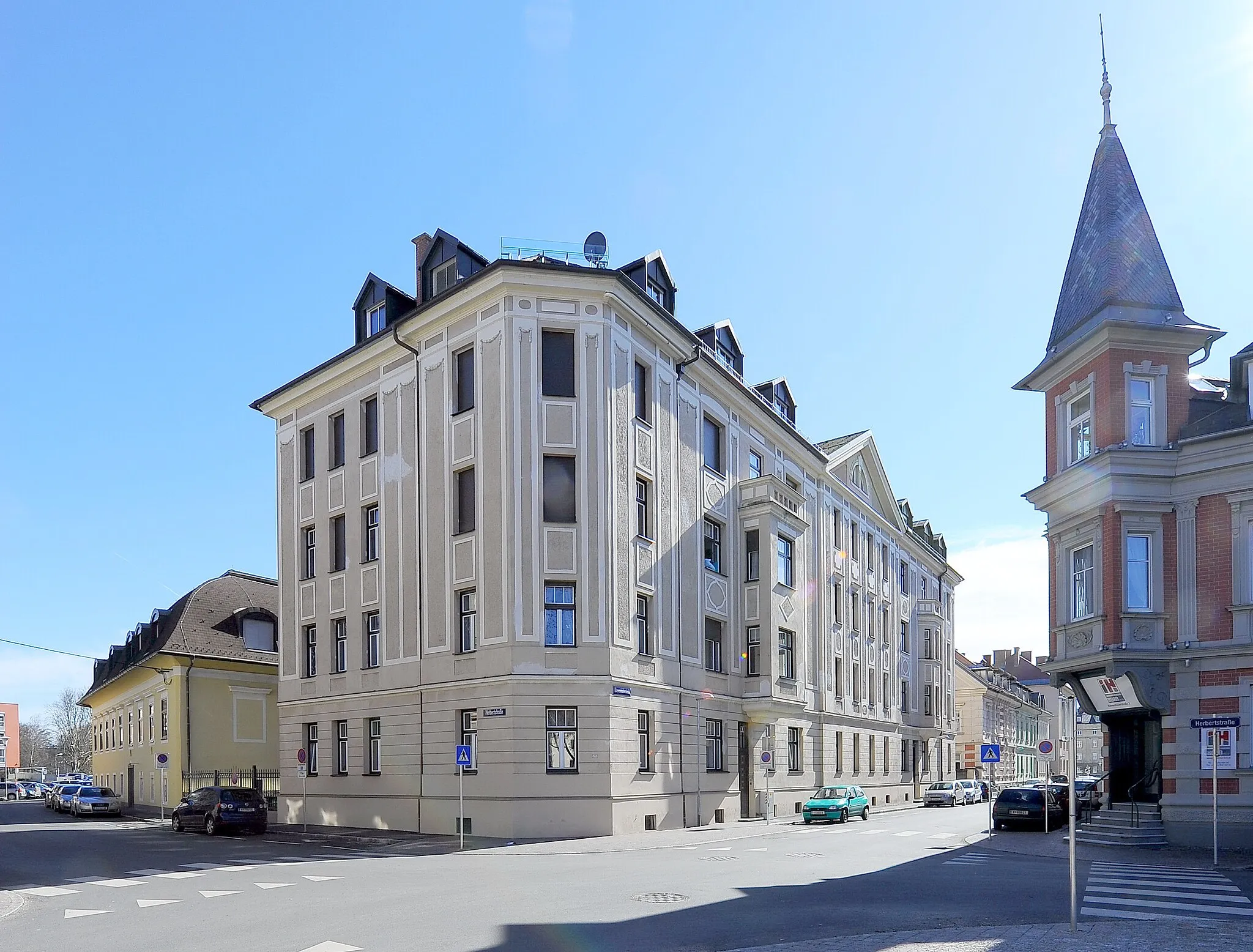 Photo showing: House façades on the corner Khevenhueller Street and Herbert Street in the 8th district “Villach suburb” of the Carinthian capital Klagenfurt on the Lake Woerth, Carinthia, Austria