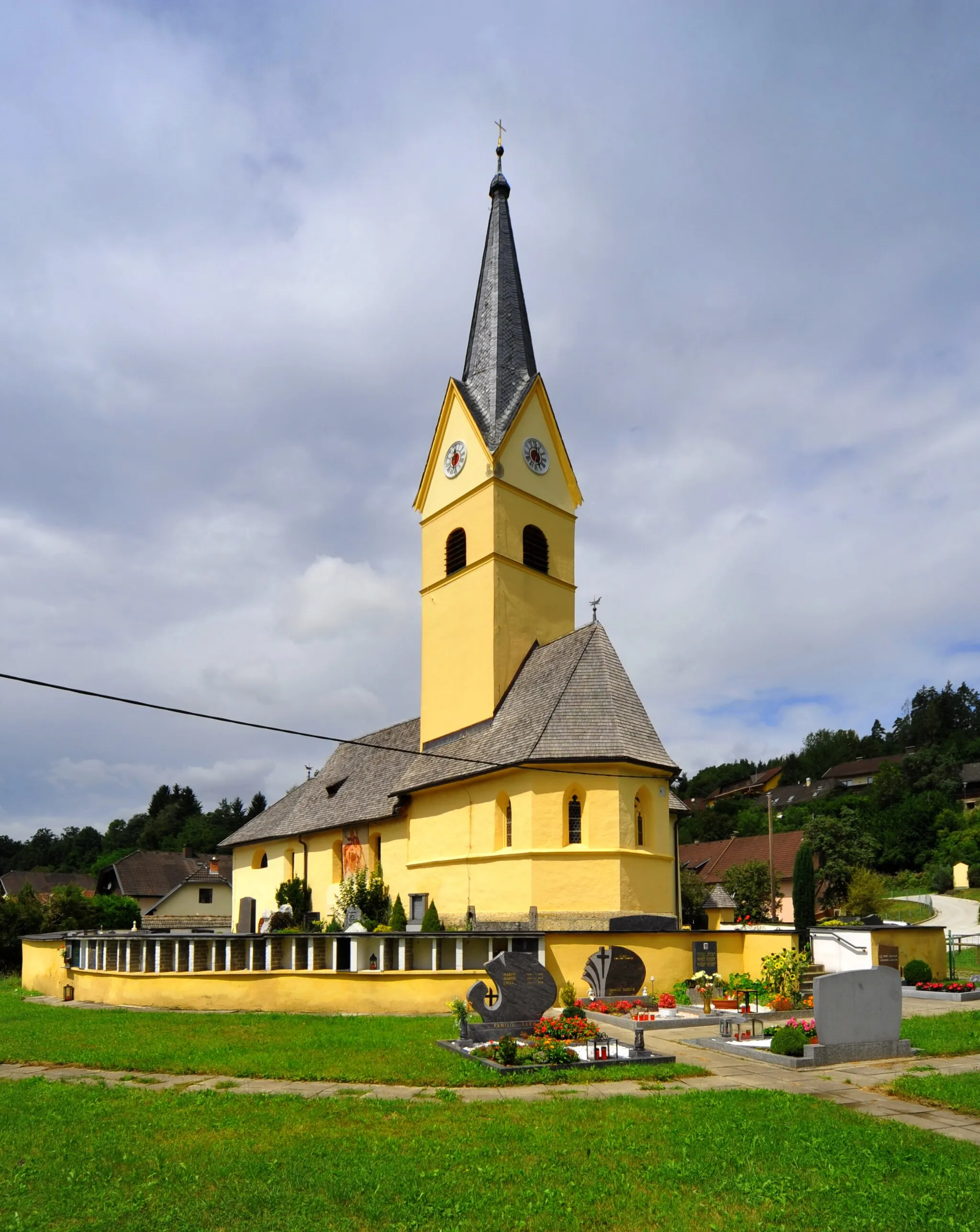 Photo showing: Southeast view at the subsidiary church Saint Paul at Emmersdorf with cemetery, situated in the 14th district Woelfnitz of the Carinthian capital Klagenfurt on the Lake Woerth, Carinthia, Austria