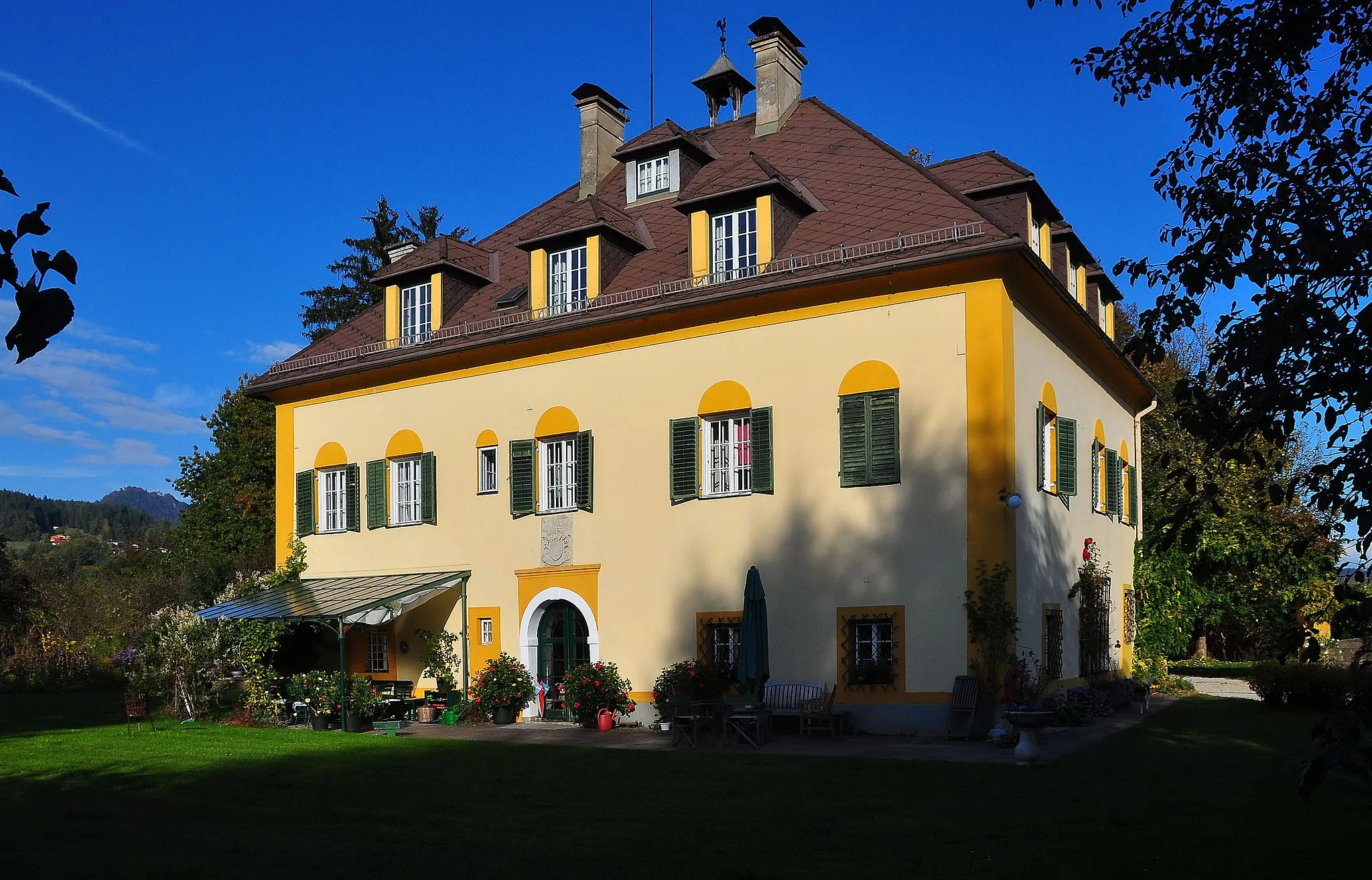 Photo showing: Manor-house of the “Schoenfeldhof”, situated in the Feldkirchner Street in the the locality Lendorf, 14th district “Woelfnitz” of the Carinthian capital Klagenfurt on the Lake Woerth, Carinthia, Austria