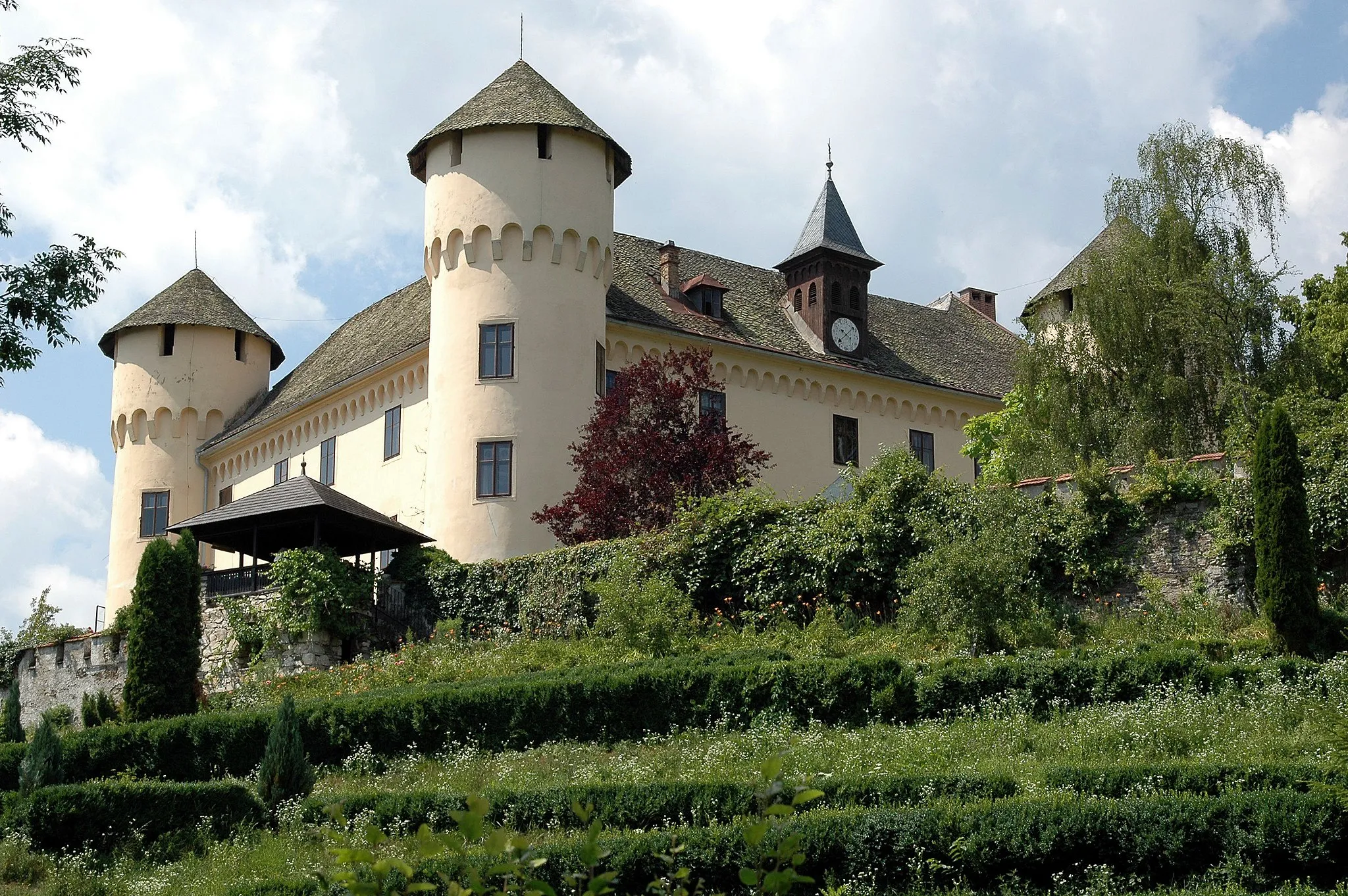 Photo showing: Tentschach castle, statatory town Klagenfurt, Carinthia, Austria, EU