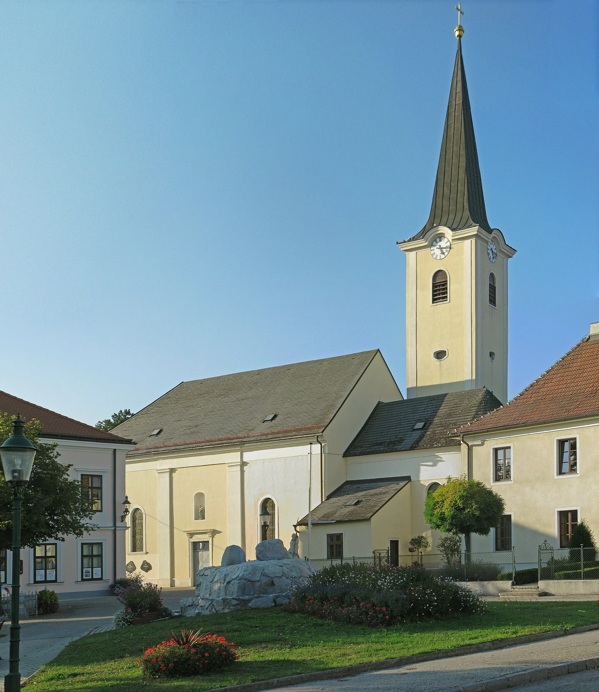 Photo showing: Kath. Pfarrkirche hl. Mauritius,  Ansicht von SSO