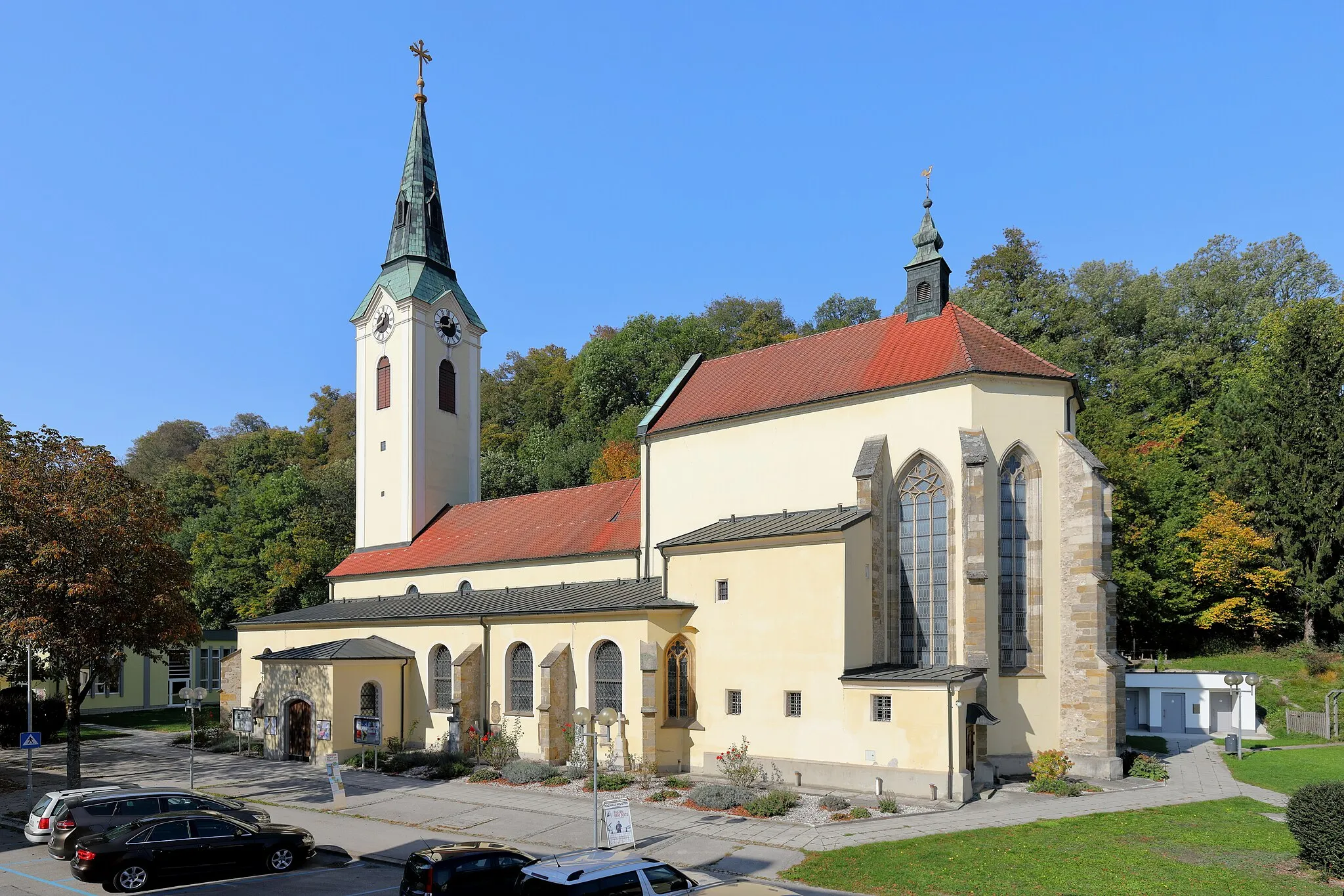 Photo showing: Südostansicht der röm.-kath. Pfarrkirche St. Stephan in der niederösterreichischen Stadtgemeinde Amstetten. Eine spätgotische Kirche mit stark erhöhtem, von Seitenchören flankierten, lang gestrecktem Polygonalchor und eingestelltem romanischen Westturm.