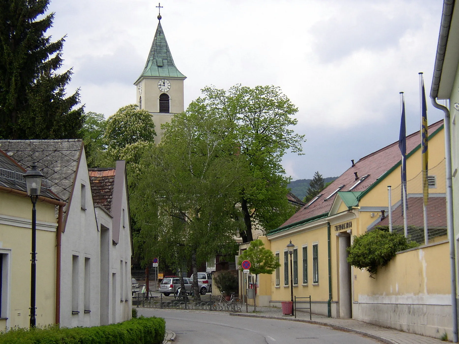 Photo showing: Saint Martin parish church and thermal spa of Bad Fischau.