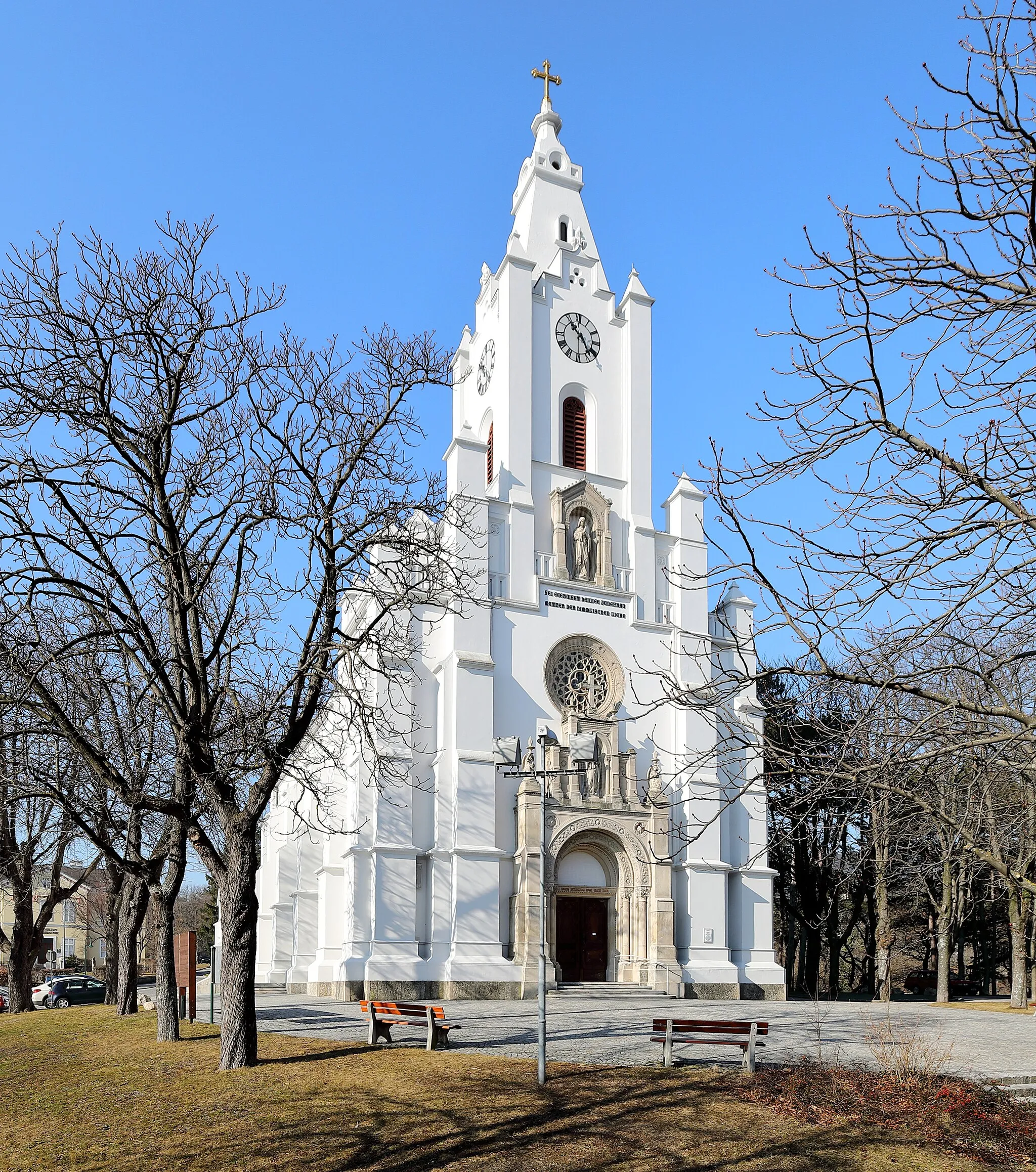 Photo showing: Ostsüdostansicht der röm.-kath. Stadtpfarrkirche hl. Jakobus der Ältere in der niederösterreichischen Stadtgemeinde Bad Vöslau. Die gewestete Saalkirche mit dominanter Osturmfassade im romantischen Rundbogenstil am Übergang zum strengen Historismus wurde von 1860 bis 1870 nach Plänen des Architekten Franz Sitte errichtet. Die vom Grafen Moritz II. von Fries (1804–1887) gestiftete Kirche ist das Hauptwerk des Architekten und ist der bedeutendste Sakralbau der Zeit im südlichen Niederösterreich.