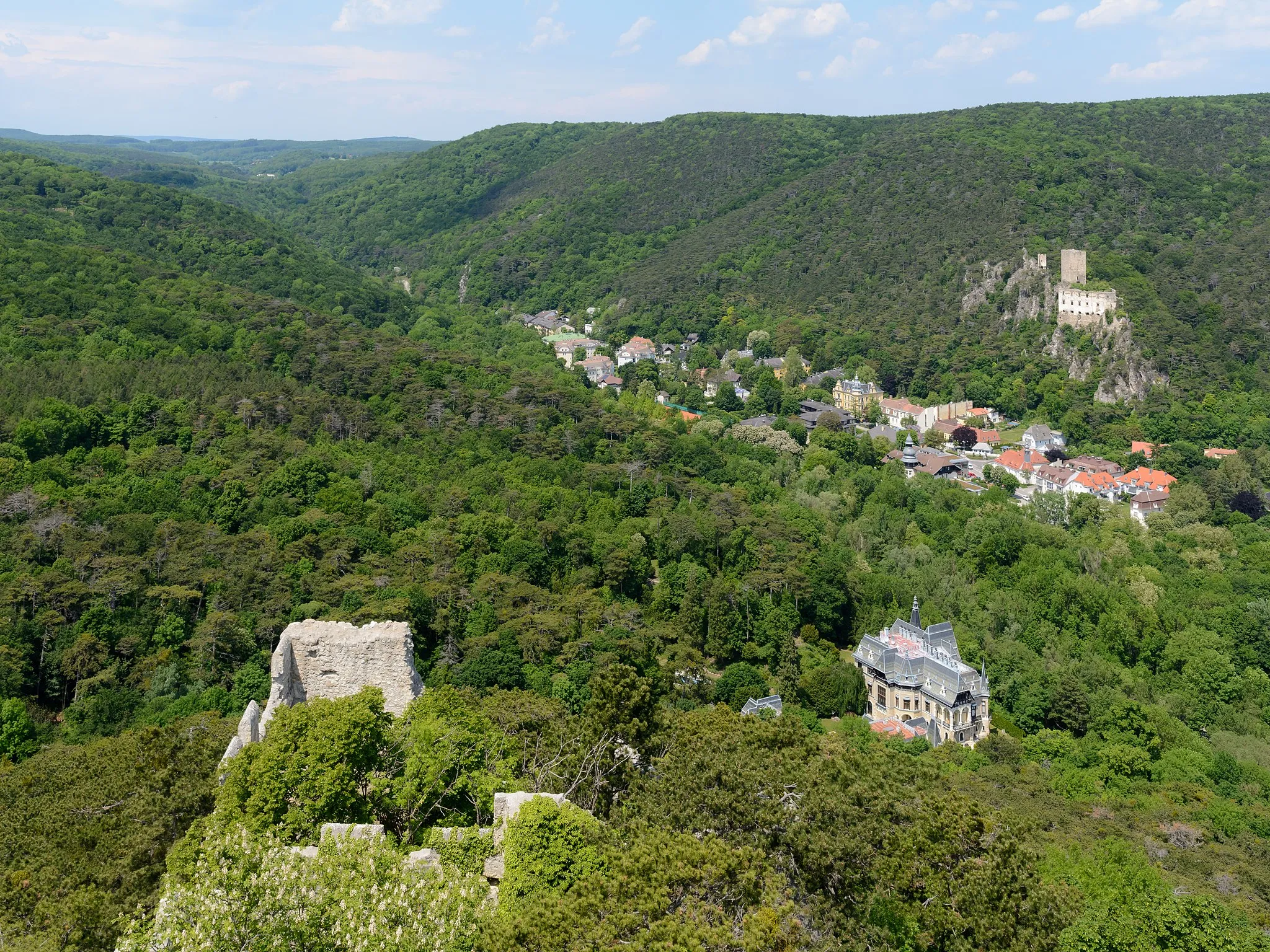 Photo showing: View from Rauheneck Castle to the Helenental near Baden bei Wien, Lower Austria