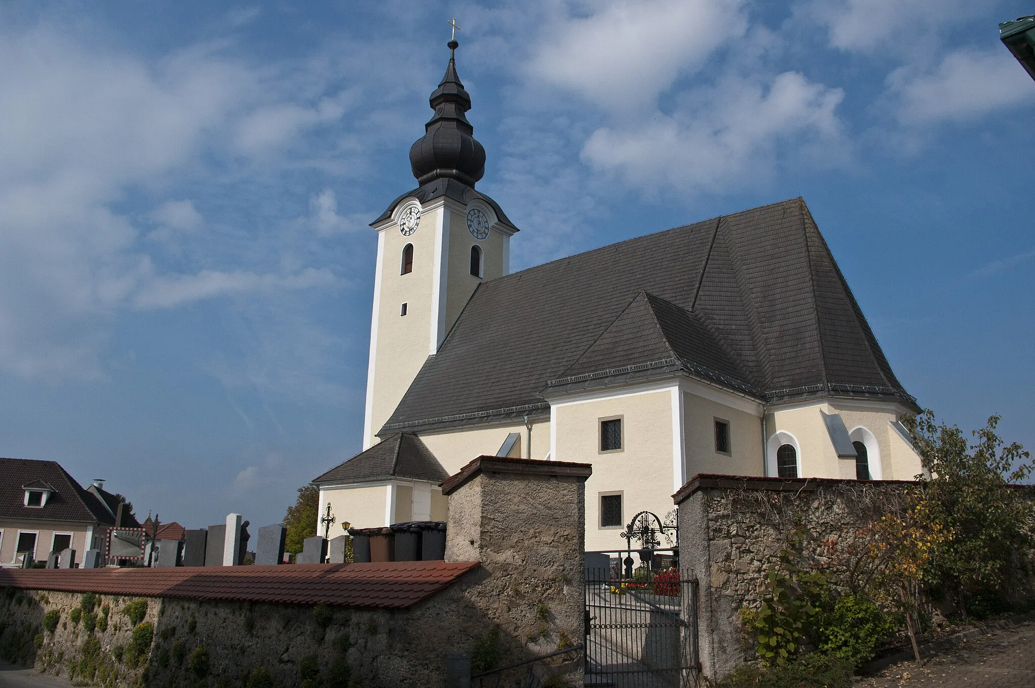 Photo showing: Kath. Pfarrkirche hl. Stephan und Friedhof