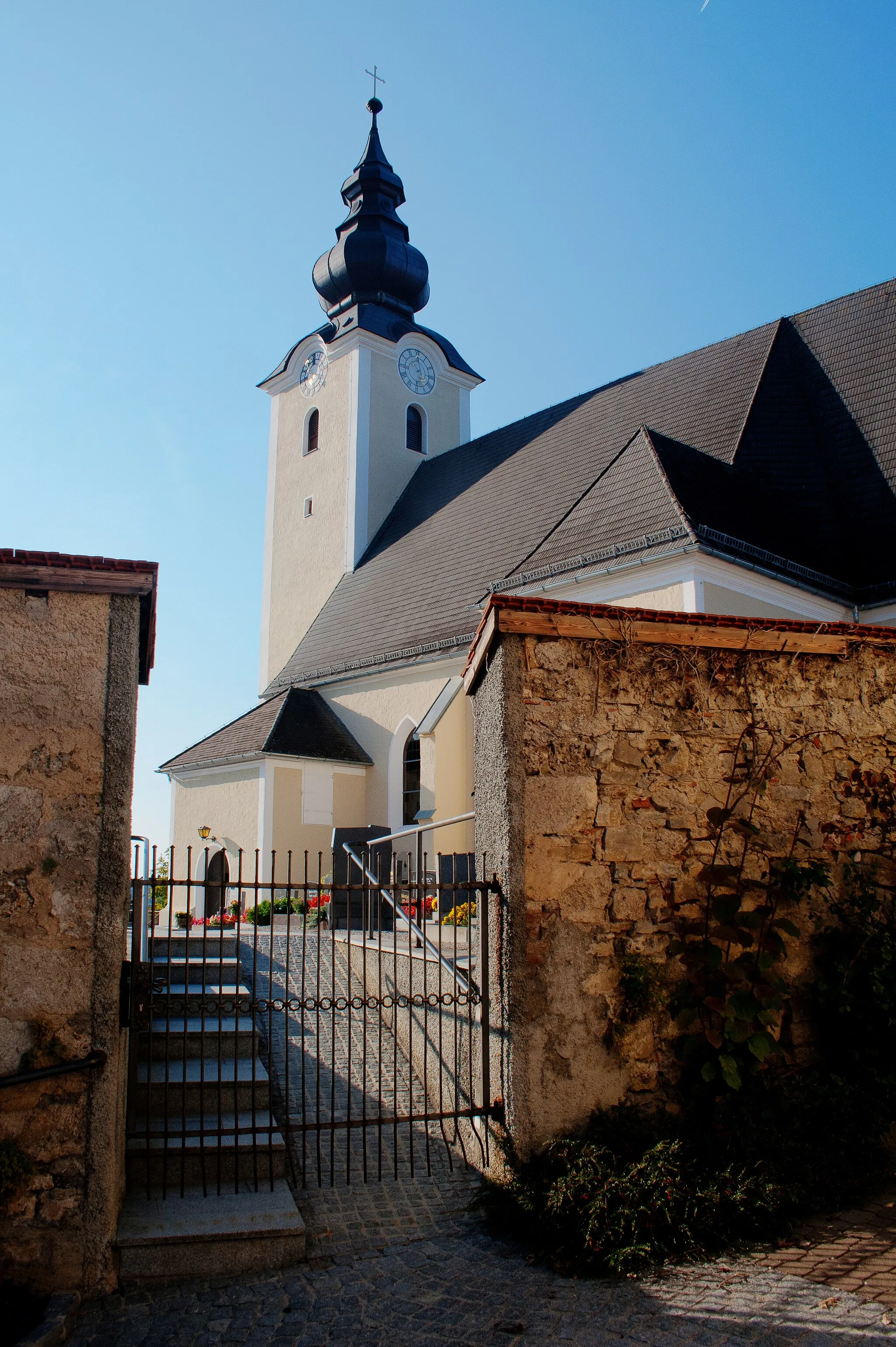 Photo showing: Kath. Pfarrkirche hl. Stephan und Friedhof