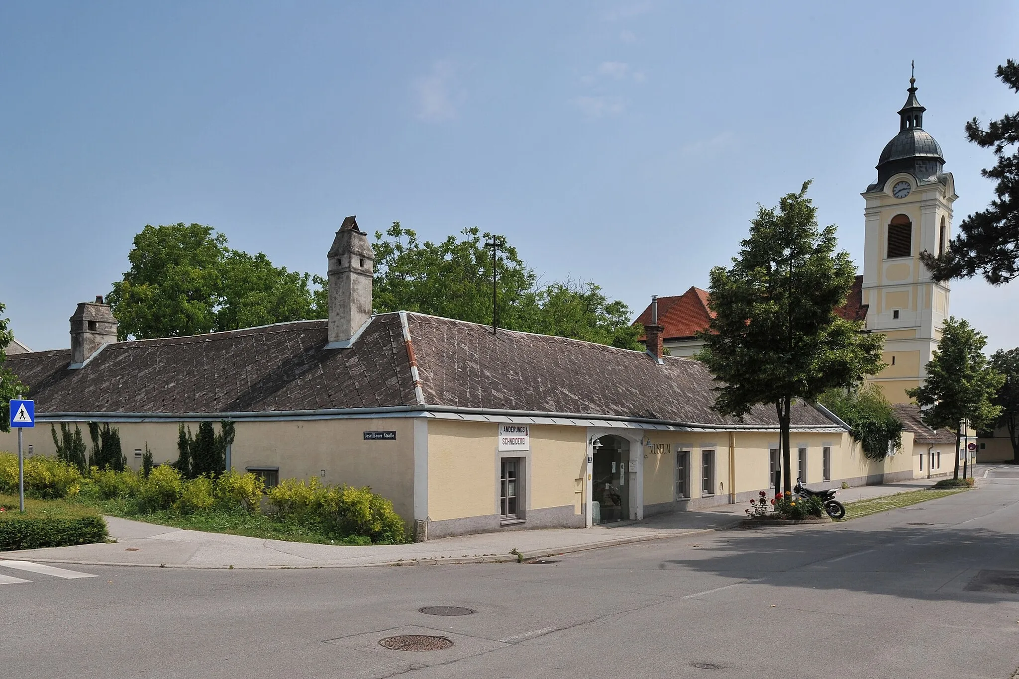 Photo showing: Biedermannsdorf: Perlashof, Pfarrheim