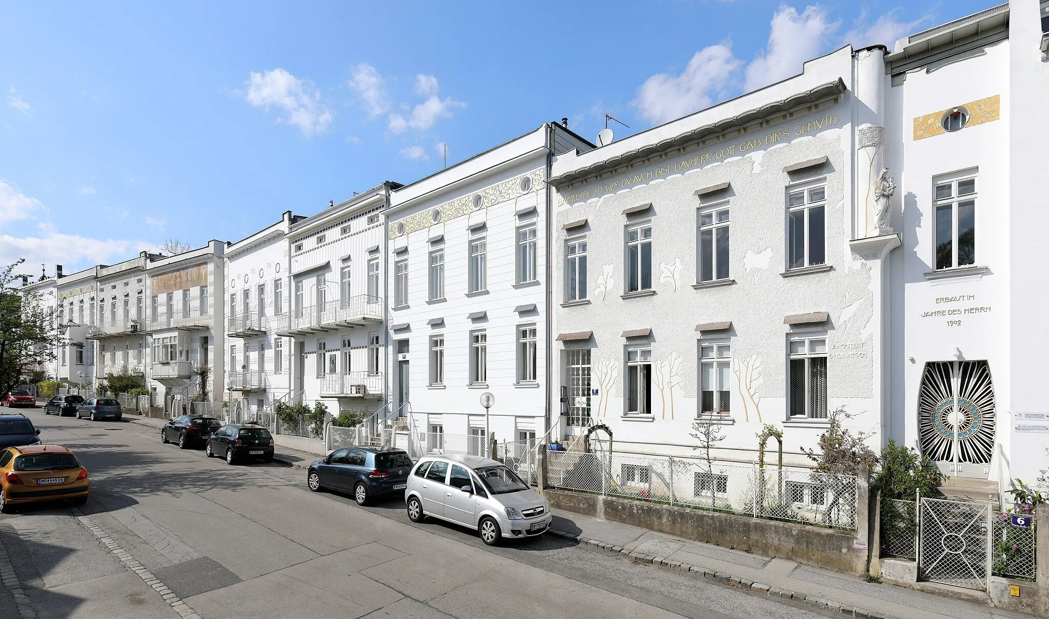 Photo showing: Die Jugendstil-Reihenhaussiedlung Franz Keim-Gasse 4-22 in der niederösterreichischen Marktgemeinde Brunn am Gebirge. Das Ensemble mit 10 Reihenhäusern im Stil der Wiener Secession wurde von 1902 bis 1912 von dem Architekten Sepp Hubatsch errichtet. Diese Jugendstilzeile verkörpert das einheitlichste Ensemble secessionistischer Baugesinnung in Niederösterreich.