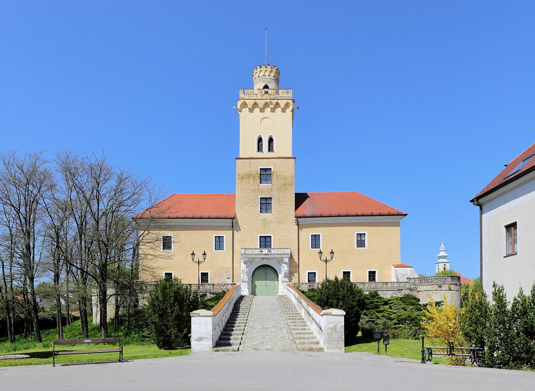 Photo showing: Hauptfassade bzw. Südostansicht des Schlosses in Dürnkrut. Das vierflügige Wasserschloss wurde nach schweren Kriegsschäden in der ersten Hälfte des 16. Jahrhunderts weitgehendst neu errichtet. Der zweigeschossige Renaissancebau um einen quadratischen Hof ist teilweise von einem Wassergraben umgeben. Nachdem das Schloss 1830 in den Besitz der Familie Sachsen-Coburg-Gotha kam, erfolgte eine Neugestaltung des Torturmes; unter anderem mit der romantischen Zinnenbekrönung.