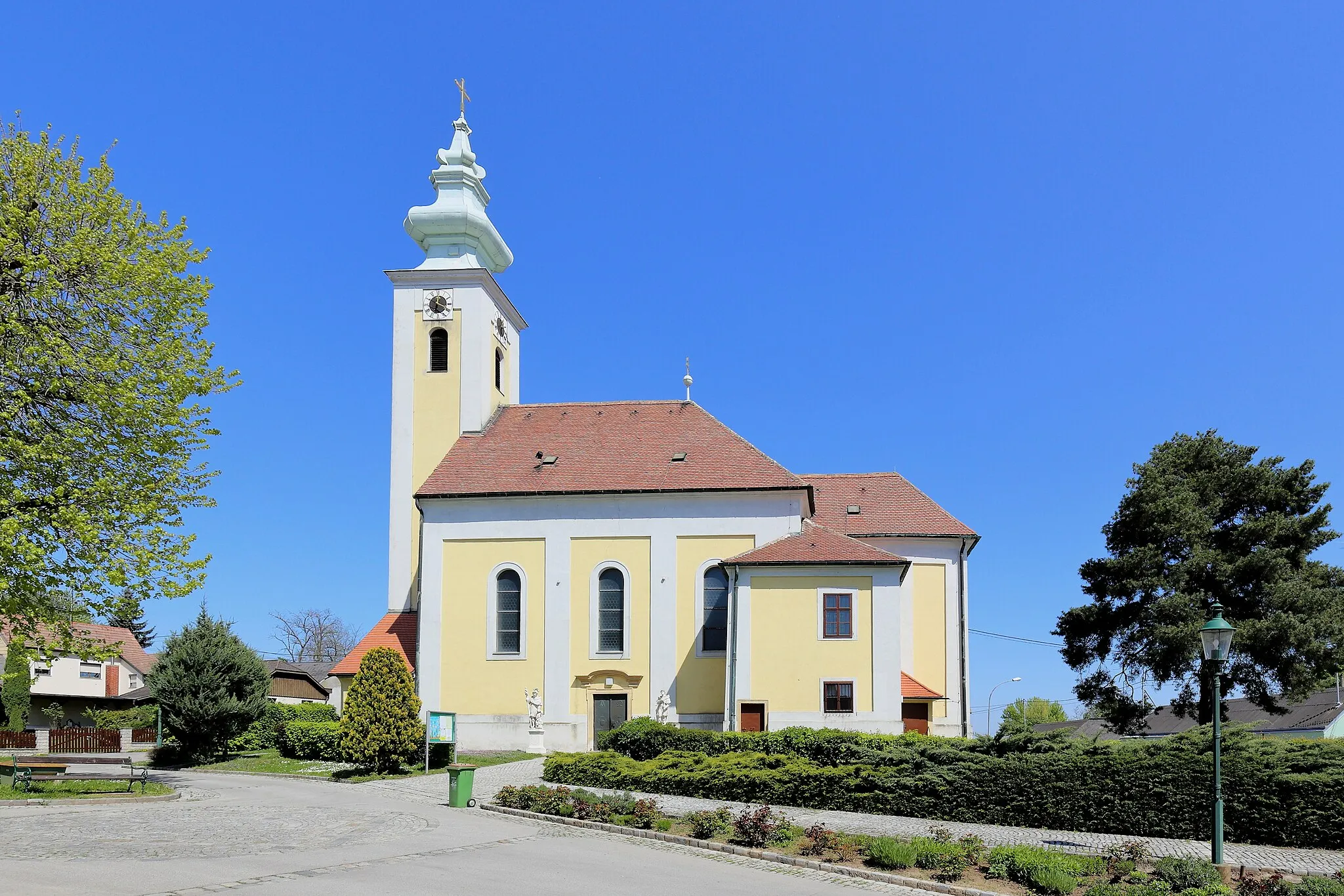 Photo showing: Südansicht der römisch-katholischen Pfarrkirche hl. Jakobus der Ältere in der niederösterreichischen Marktgemeinde Dürnkrut. Der einheitliche Barockbau mit vorgestelltem Westturm wurde unter Graf Jakob Hamilton 1698 errichtet.