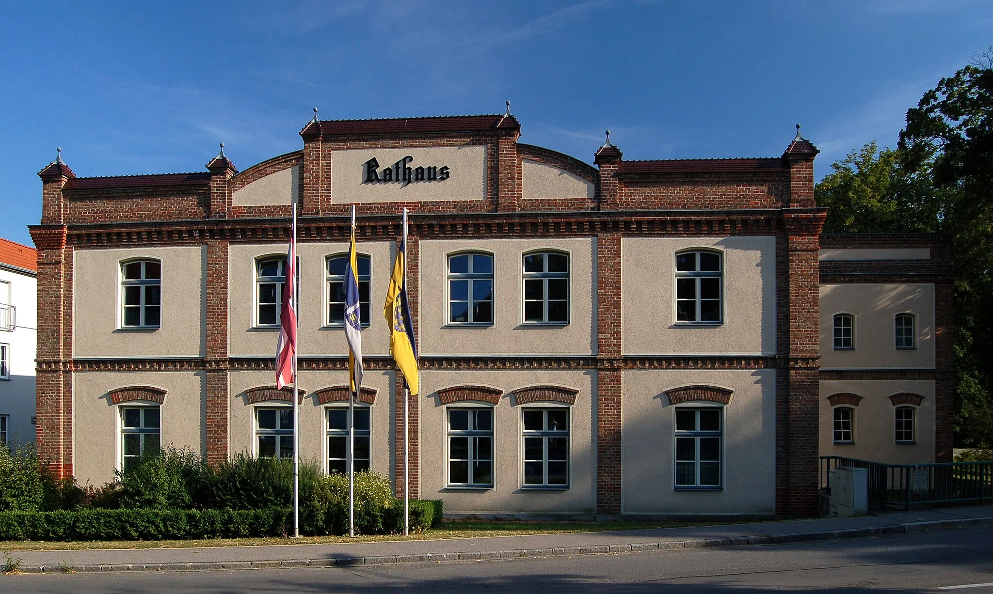 Photo showing: The town hall in Ebreichsdorf, Lower Austria, the former textile factory Regner und Rücker is a cultural heritage monument.