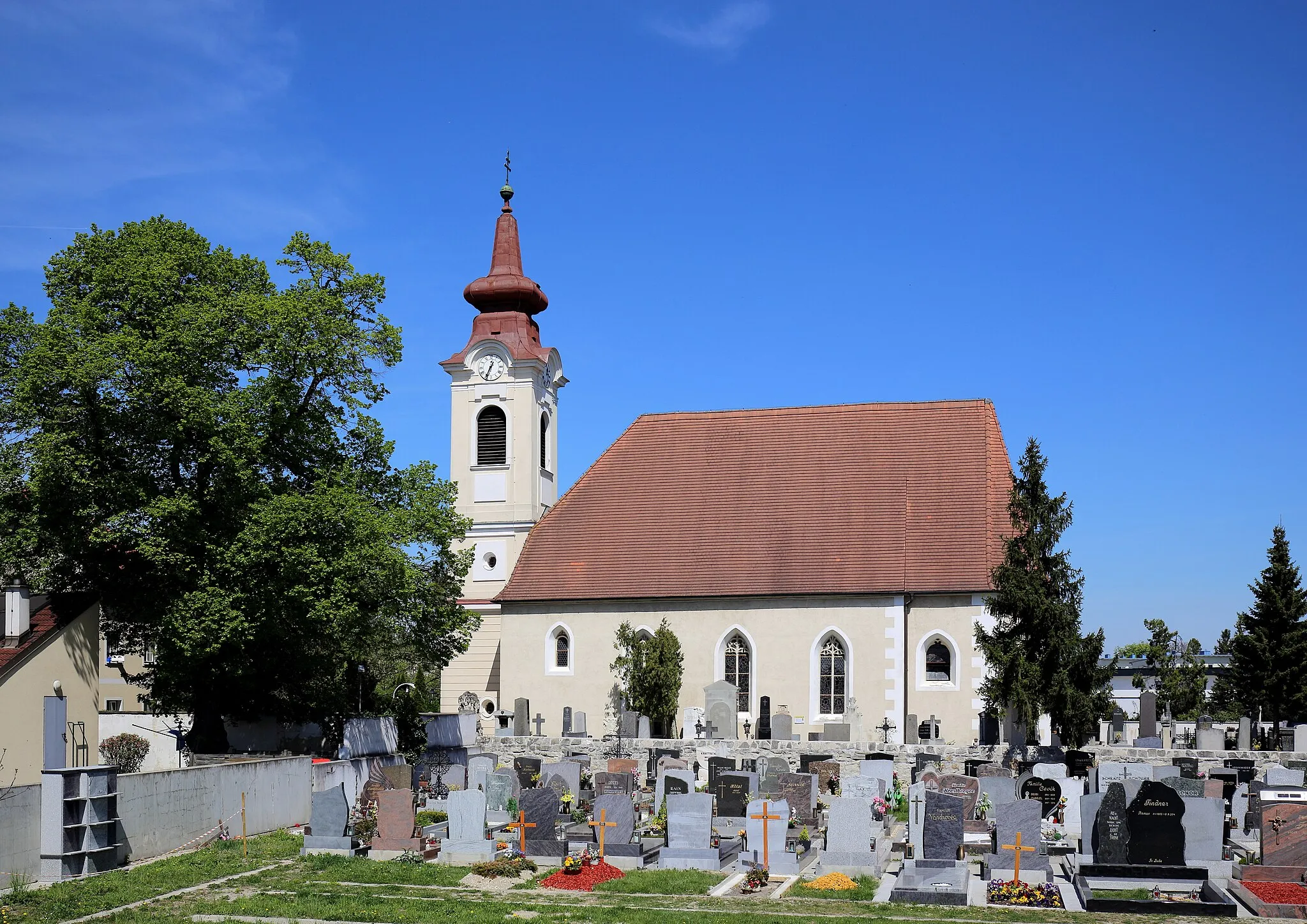 Photo showing: Südsüdwestansicht der katholischen Pfarrkirche hl. Andreas in der niederösterreichischen Stadt Ebreichsdorf. Ein gotischer Sakralbau mit romanischer Kernsubstanz. Der barocke vorgestellte dreizonige Westturm mit Zwiebelhelm wurde 1784 errichtet.