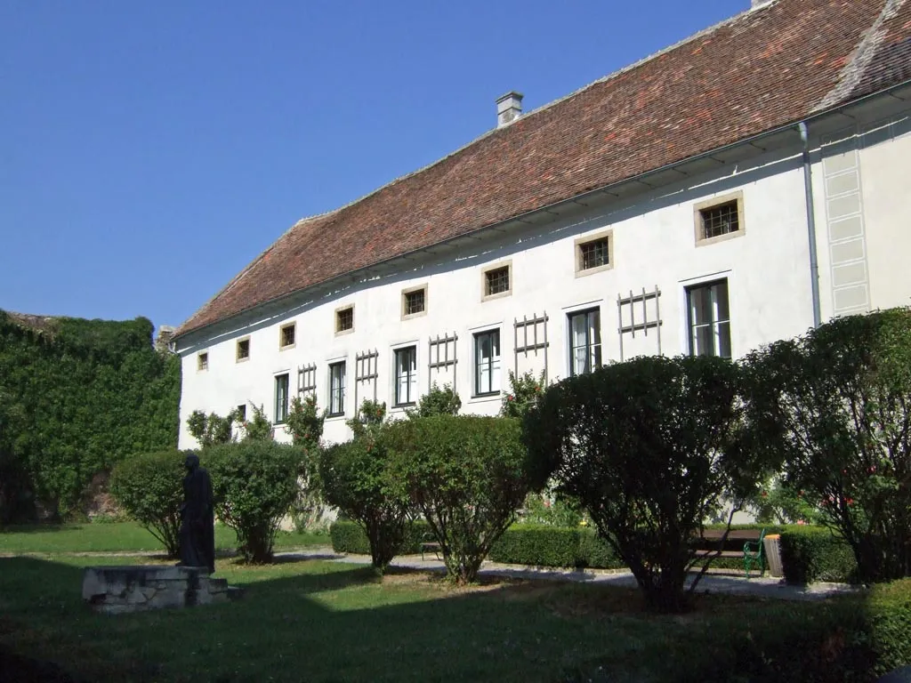 Photo showing: Eggenburg, der alte Pfarrhof, auch Resch-Schloss genannt, bei der Pfarrkirche

This media shows the protected monument with the number 31528 in Austria. (Commons, de, Wikidata)