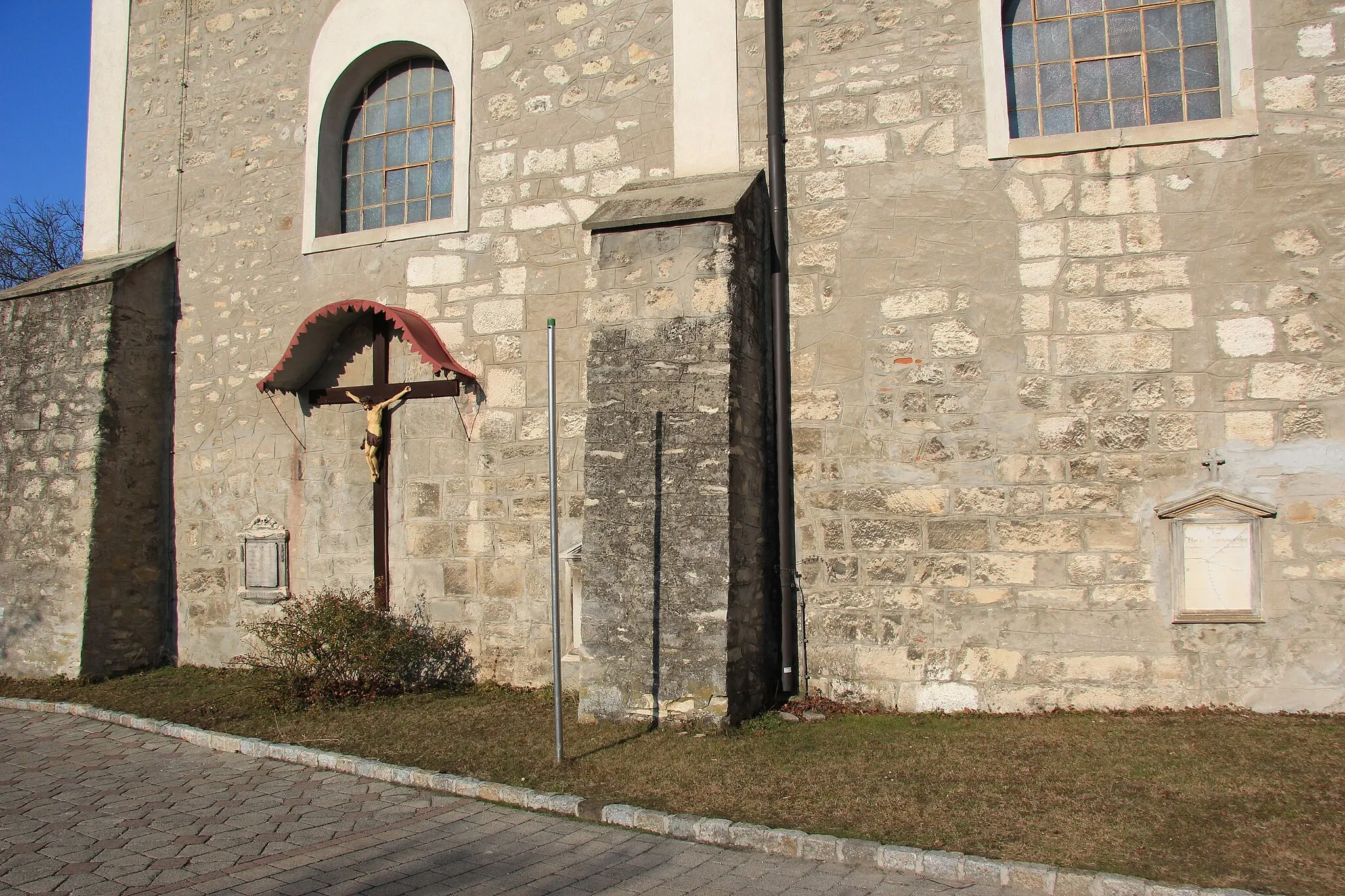 Photo showing: Außenfassade der Pfarrkirche hll. Peter und Paul in Eggendorf, Niederösterreich
