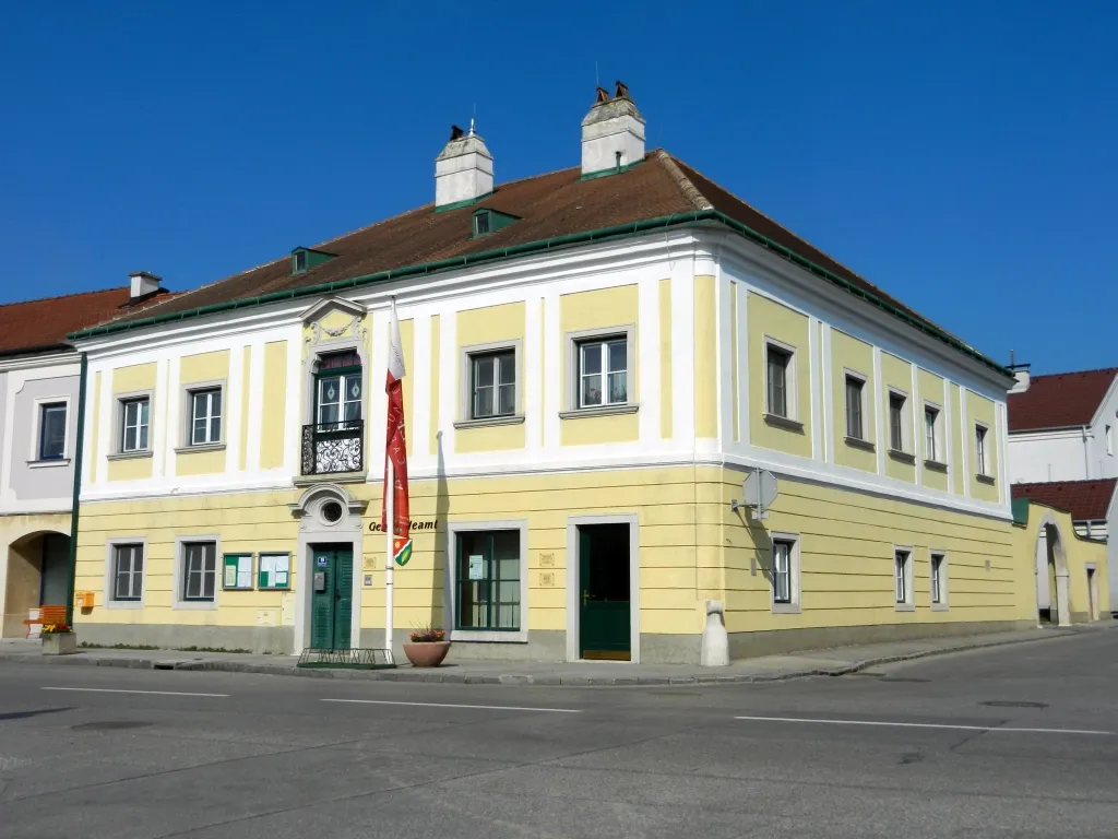 Photo showing: Das Gemeindeamt der Gemeinde Enzersdorf an der Fischa.