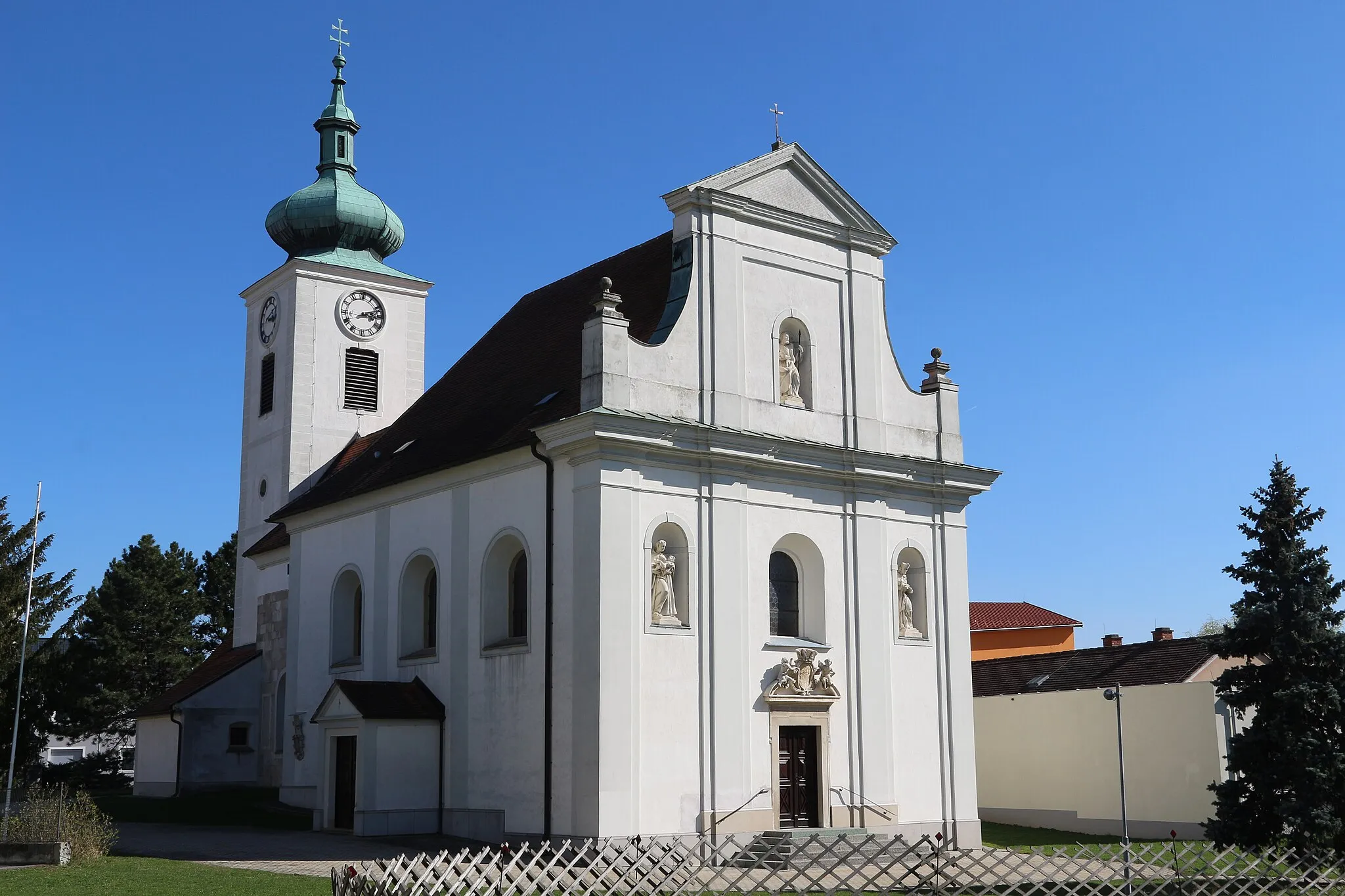 Photo showing: Kath. Pfarrkirche hl. Thomas in Enzersdorf an der Fischa, Niederösterreich.