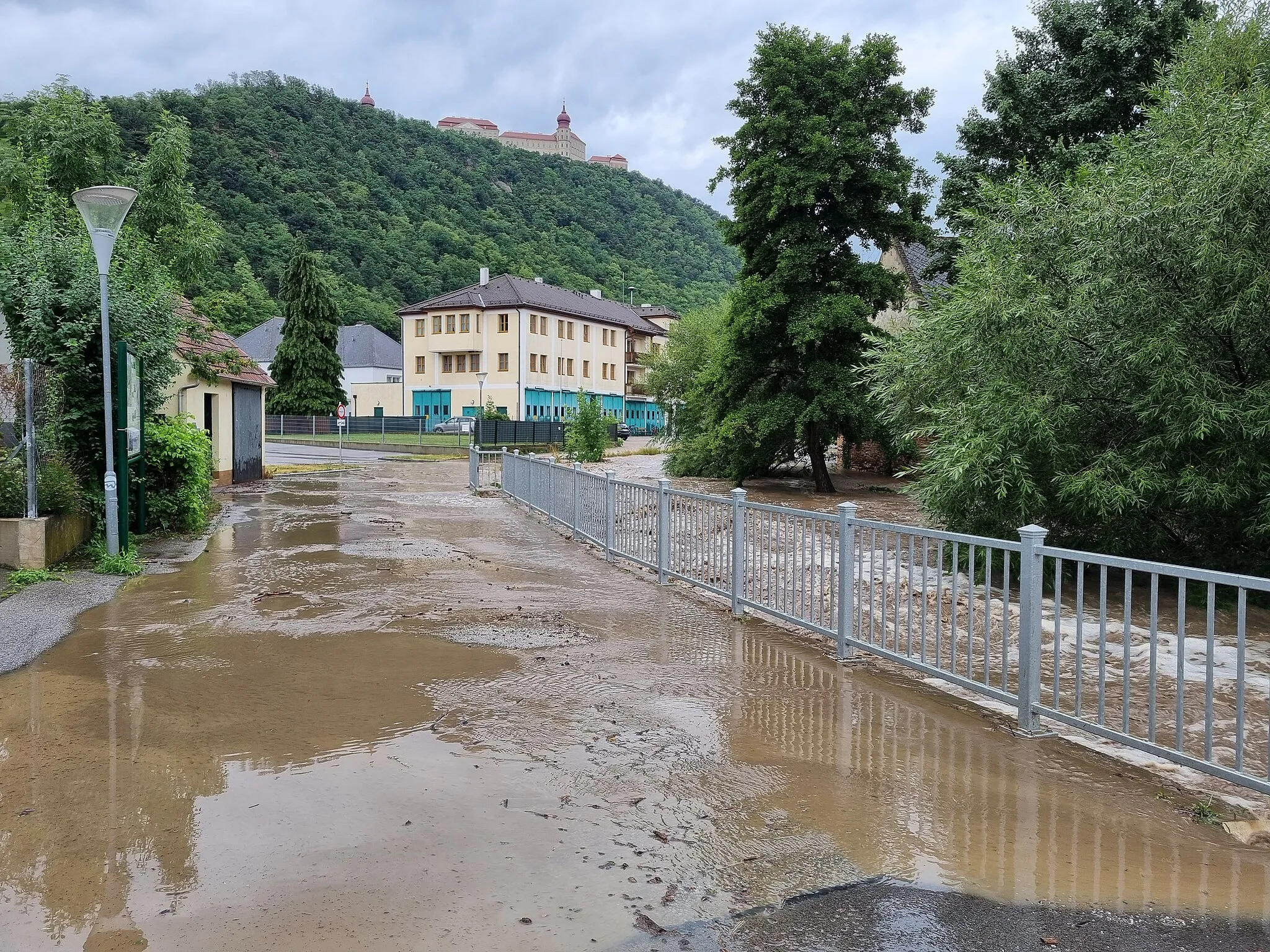 Photo showing: Hochwasser führende Fladnitz in Furth unterhalb des Stiftes Göttweig, 18. Juli 2021