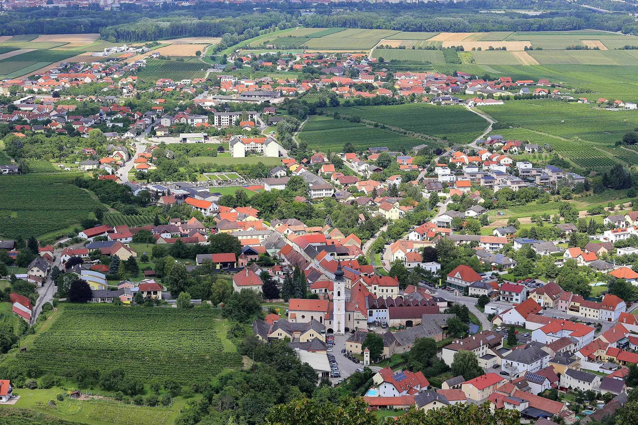 Photo showing: Blick vom Stift Göttweig Richtung Norden. Im Vordergrund der Ortskern der niederösterreichischen Marktgemeinde Furth bei Göttweig und dahinter die ebenfalls zur Marktgemeinde gehörende Ortschaft Palt.