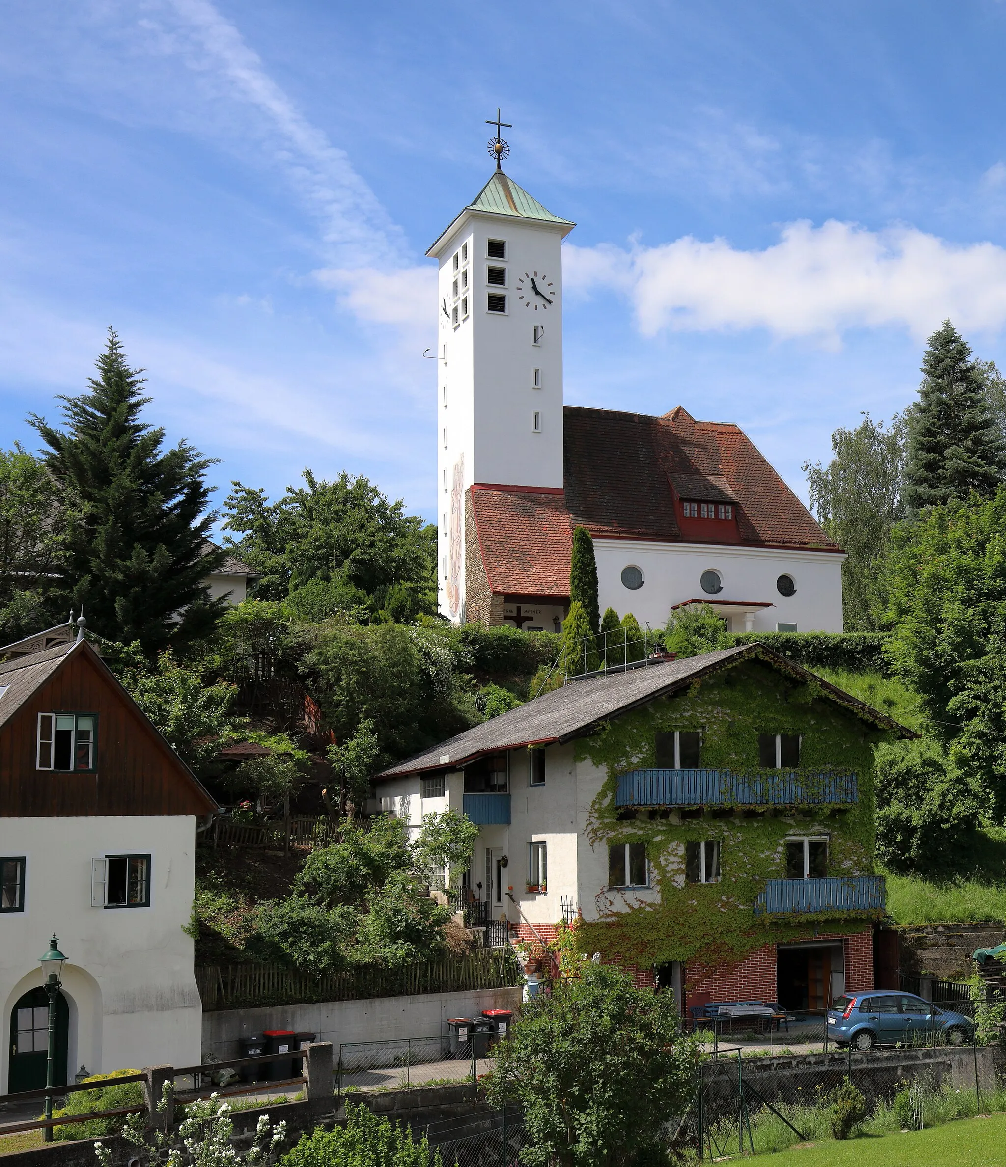 Photo showing: Blick auf die in erhöhter Lage errichteten röm.-kath. Pfarrkirche hl. Lorenz in der niederösterreichischen Marktgemeinde Gablitz. Links unten die ehemalige Mühle, die unter Denkmalschutz steht.