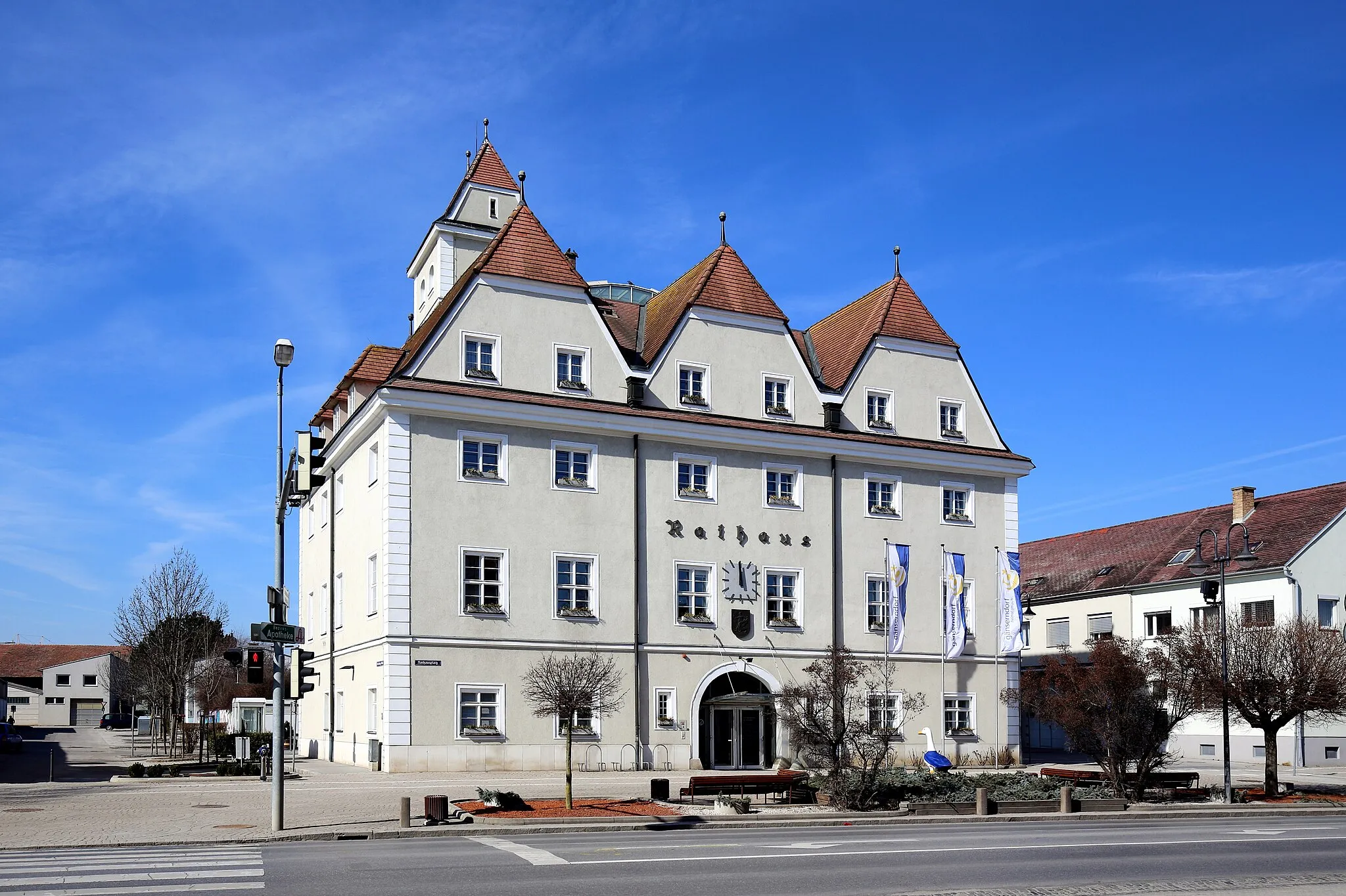 Photo showing: Rathaus und ehemaliges Schloss in der niederösterreichischen Stadt Gänserndorf. Im Kern ein Bau aus dem 16. Jahrhundert, der mehrmaligen Veränderungen erfuhr. Im Jahr 1924 erwarb die Gemeinde das Bauwerk und führte 1925 einen historisierenden Wiederaufbau des stark veränderten Baues nach einer Stichvorlage von Vischer durch.