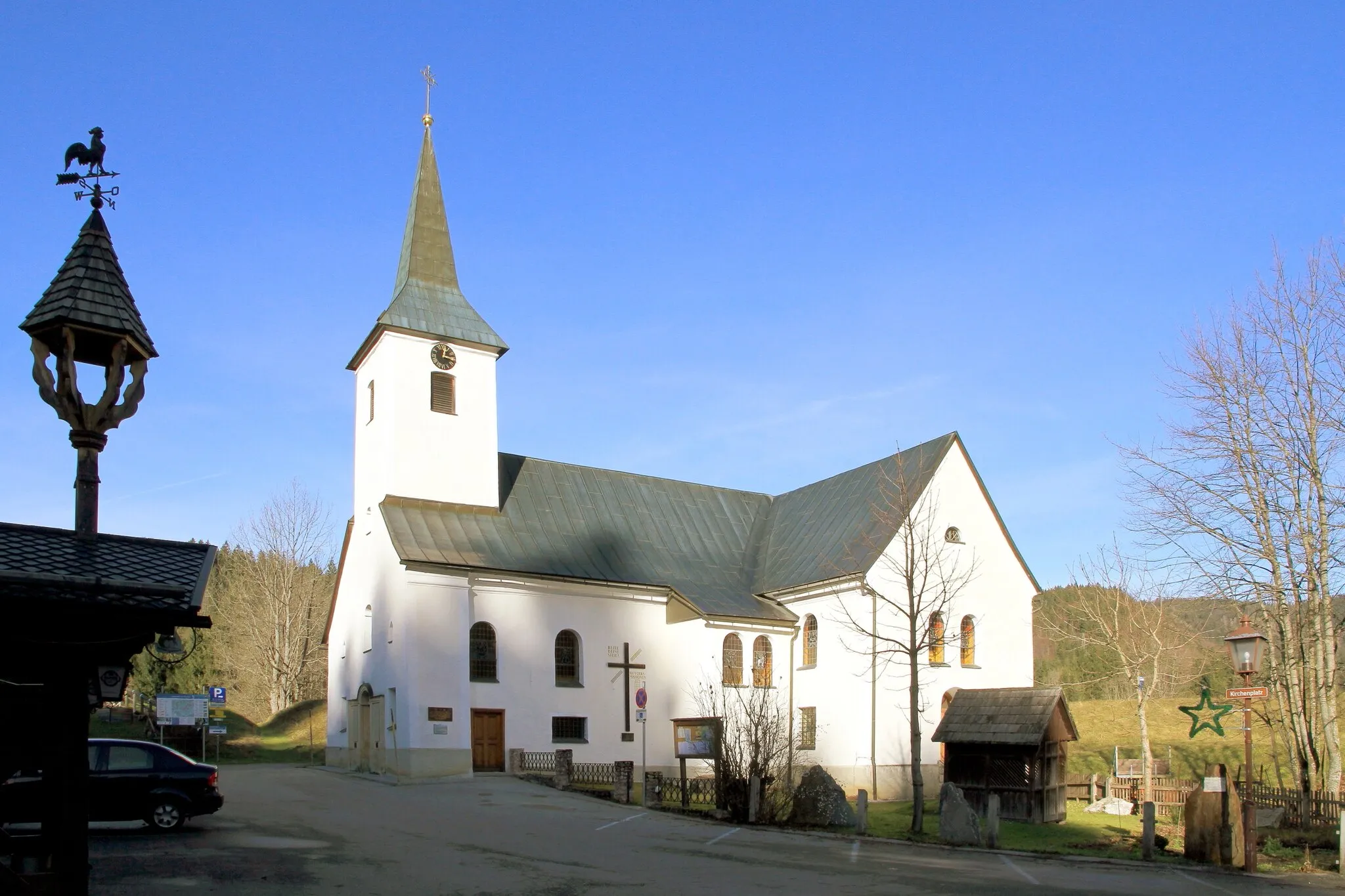 Photo showing: Pfarrkirche hl. Leonhard in Lackenhof, ein Ortsteil der niederösterreichischen Marktgemeinde Gaming. Ein Josephinischer Saalbau aus dem Jahr 1786 mit einem eingezogenen Chor. Der schlichte Westturm sowie seitliche Anbauten stammen aus den Jahren 1821/37 und die Sakristei wurde 1957 errichtet.