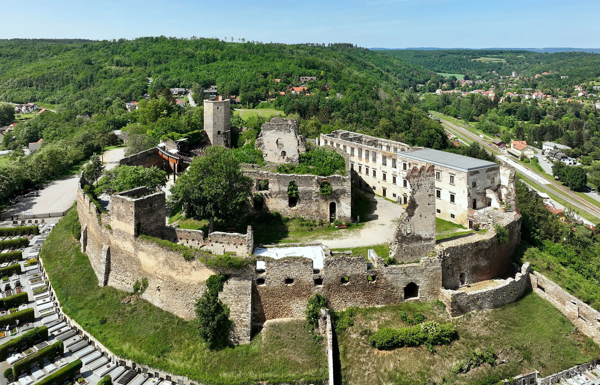 Photo showing: South view of Gars Castle in Thunau am Kamp, Lower Austria.