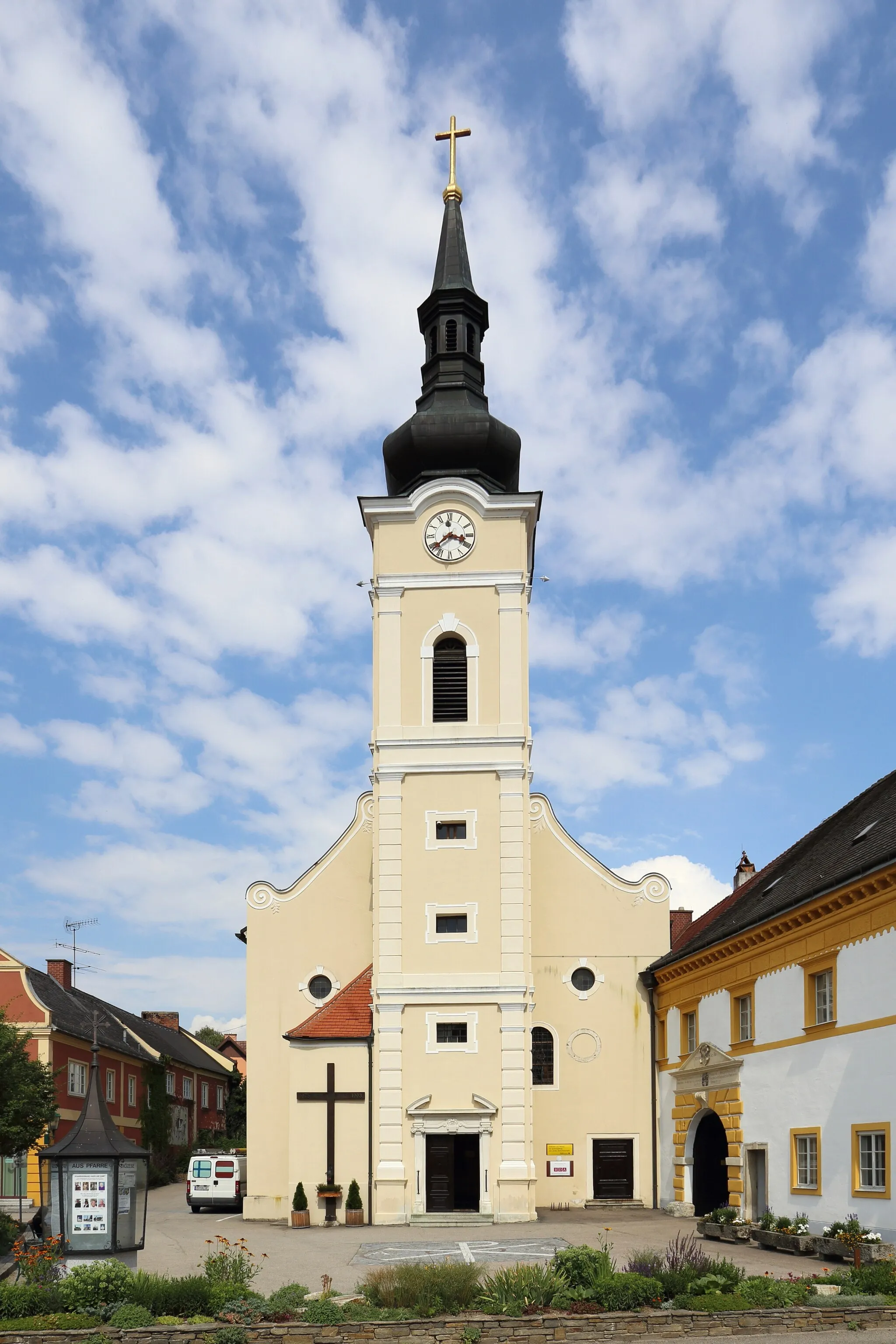 Photo showing: Katholische Pfarrkirche hll. Simon und Thaddäus in der niederösterreichischen Marktgemeinde Gars am Kamp. Nach Bränden 1620 und 1724 wurde die Kirche in den Jahren 1724–1724 unter Verwendung älterer Teile und des Chores als barocke Saalkirche neu errichtet.