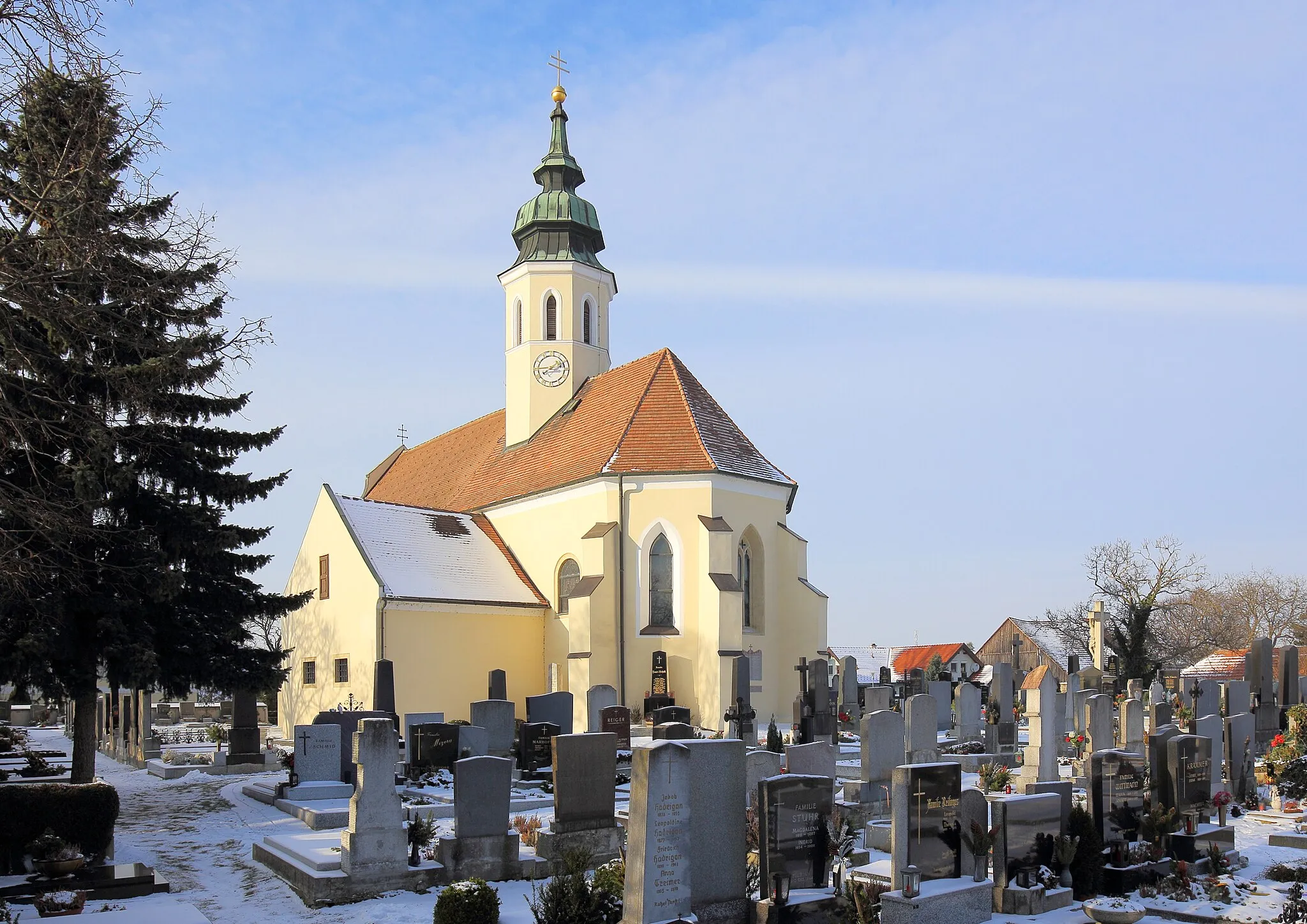 Photo showing: Südostansicht der katholische Pfarrkirche hll. Petrus und Paulus in der niederösterreichischen Stadtgemeinde Gerasdorf bei Wien.