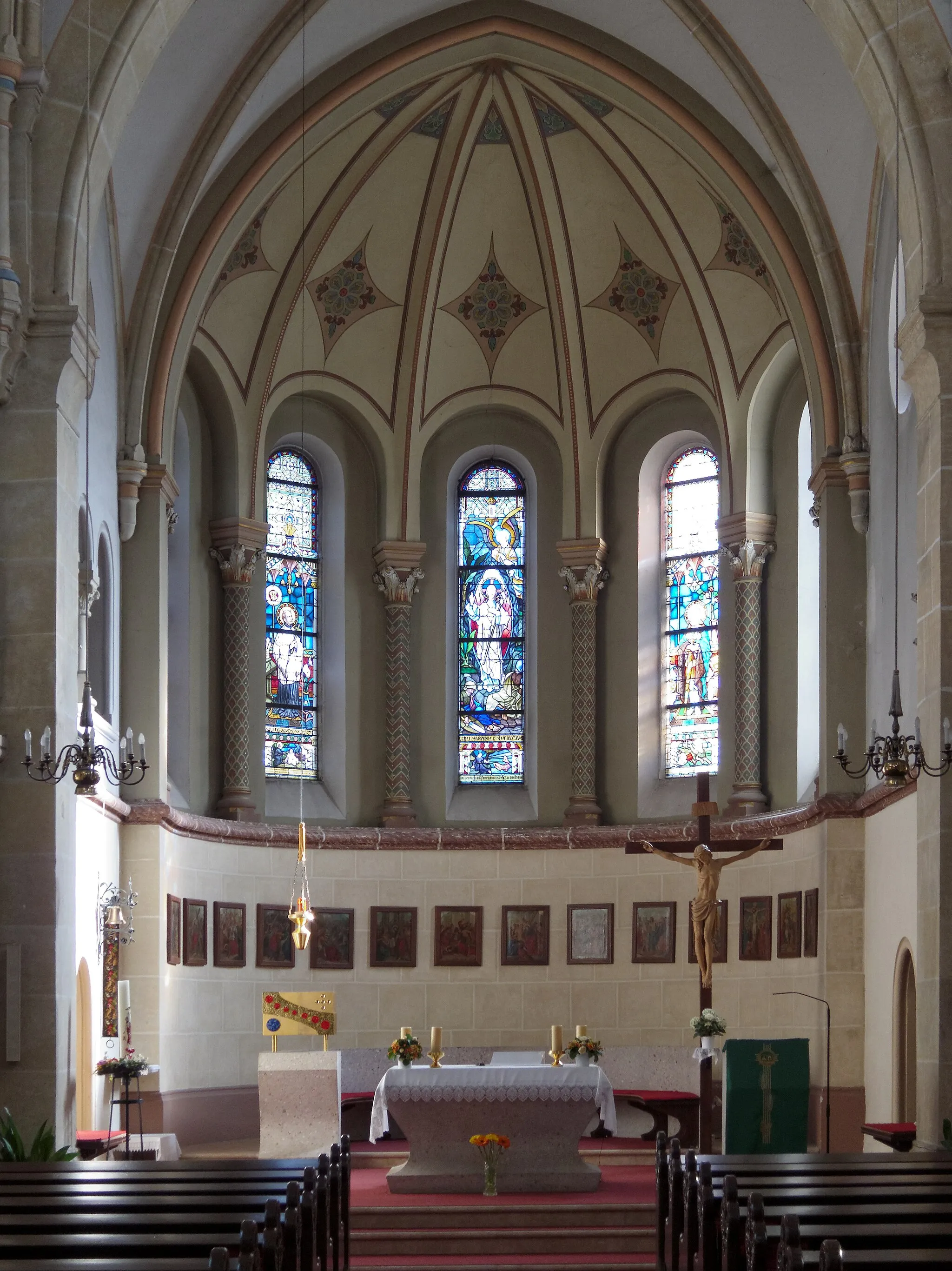Photo showing: Gießhübl, Kath. Pfarrkirche Hl. Dreifaltigkeit, Innenansicht Apsis