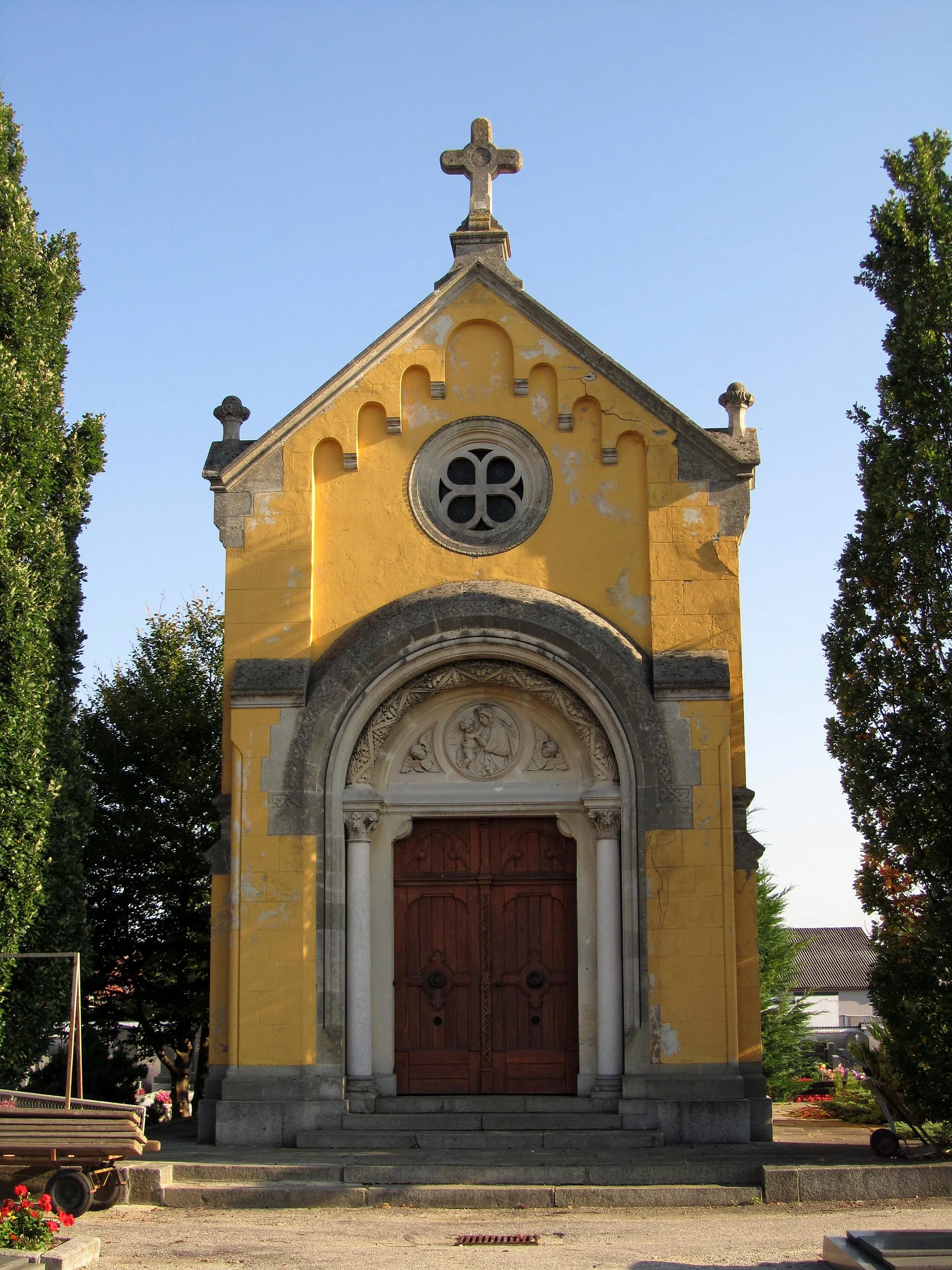 Photo showing: Friedhof, Friedhofskreuz, Mausoleum