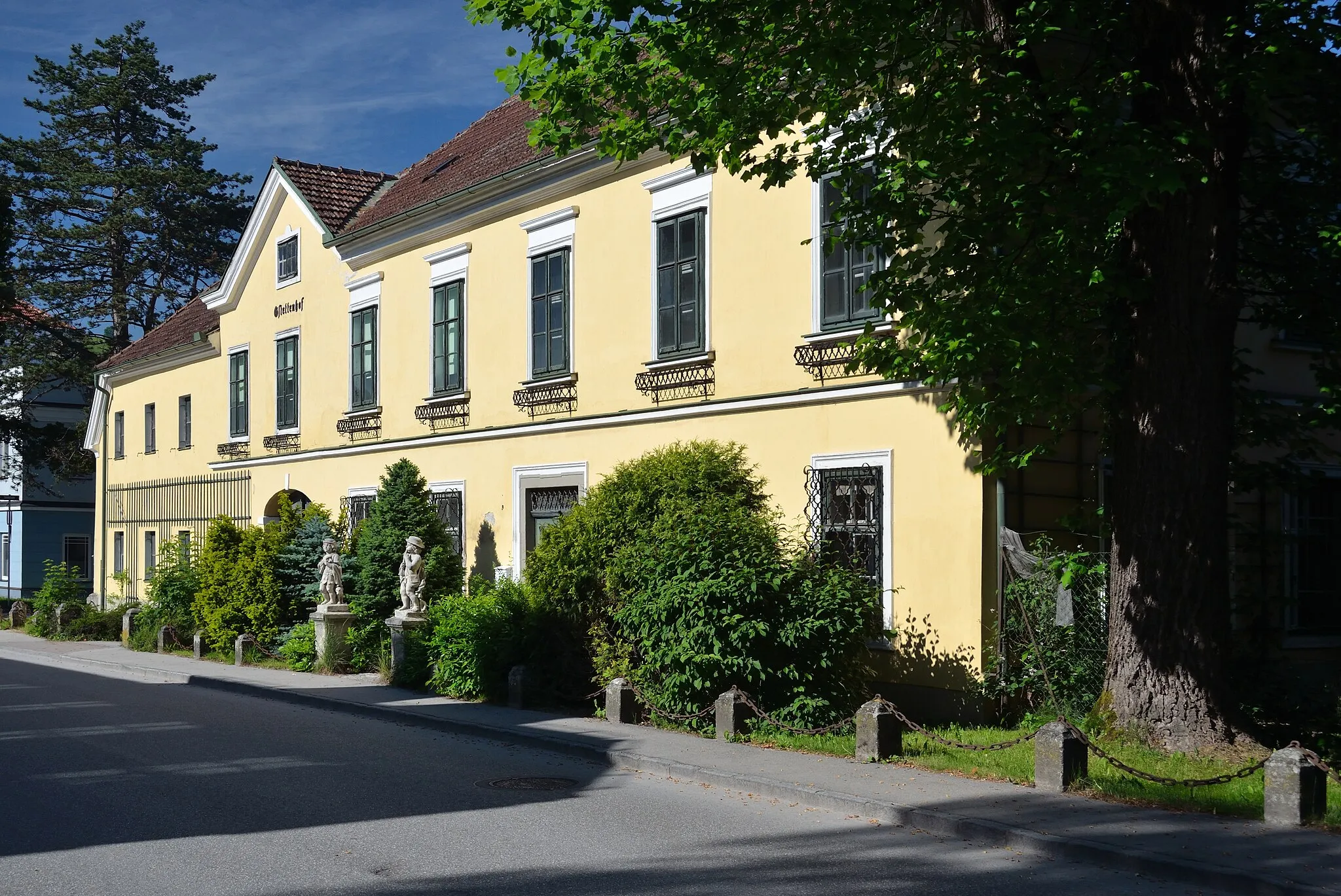 Photo showing: The Gstettenhof in Gresten, Lower Austria, is protected as a cultural heritage monument.