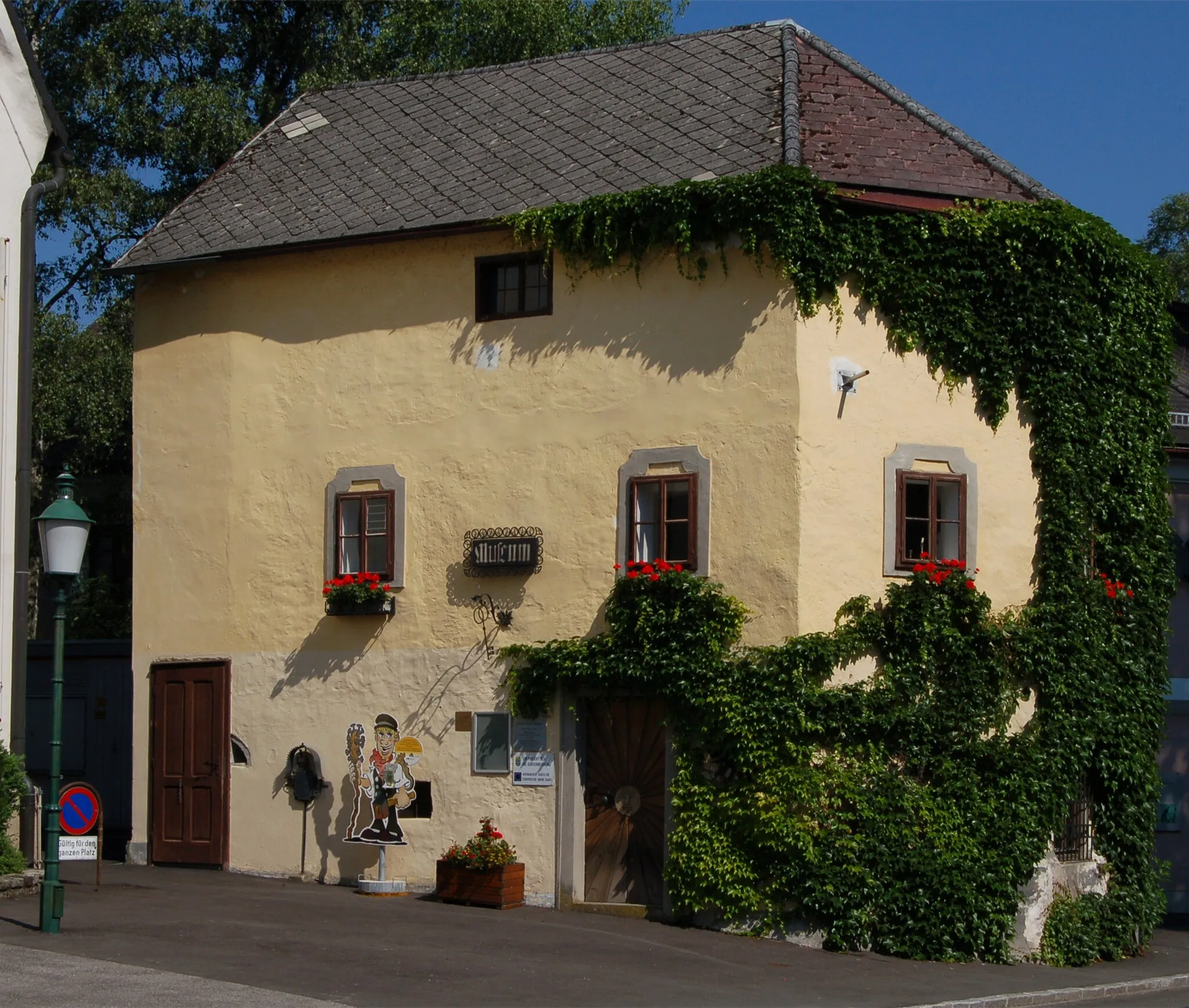 Photo showing: The former ossuary in Gresten, Lower Austria, is protected as a cultural heritage monument. As of 2007 there is a small local museum inside, the Proviant-Eisen-Museum.