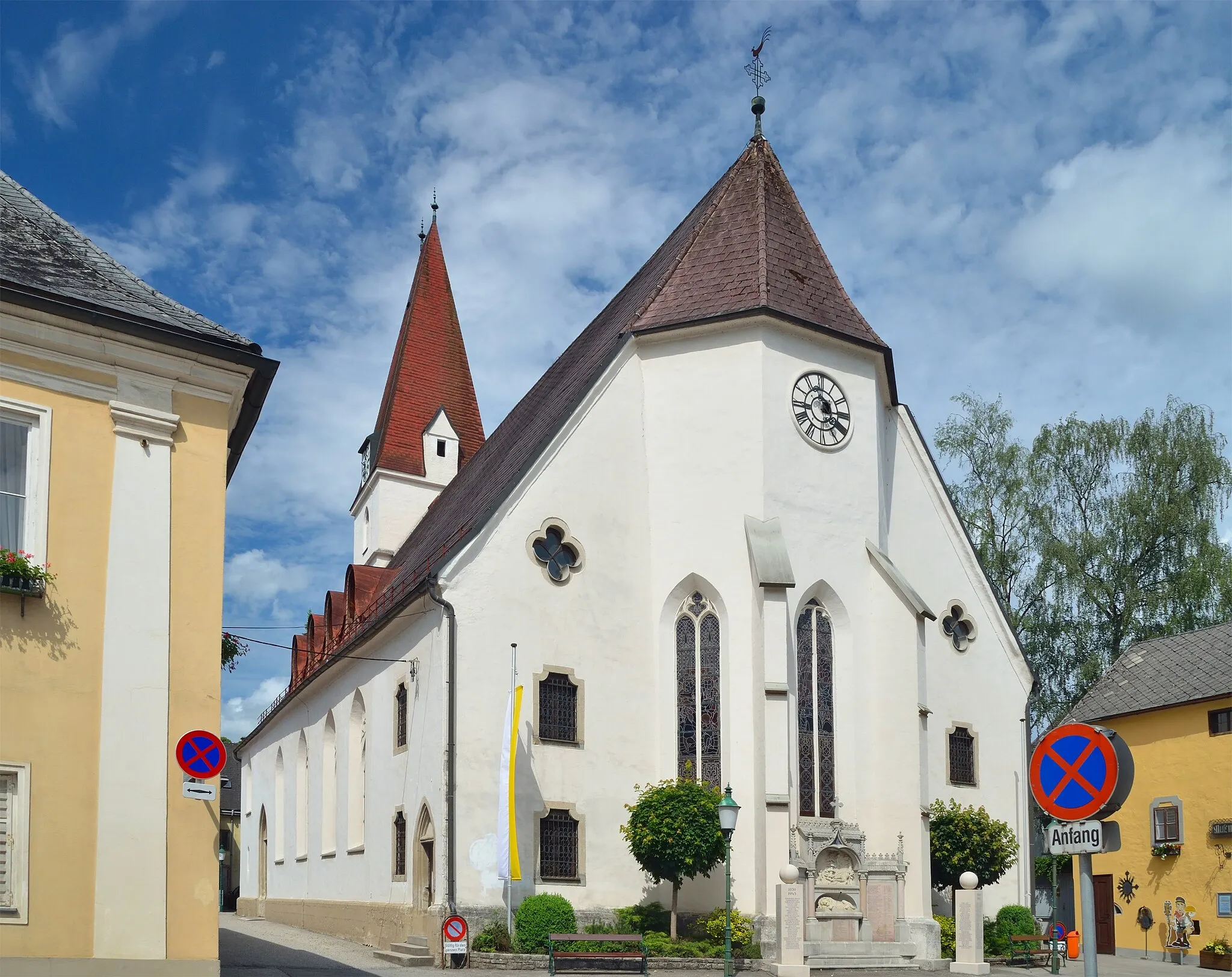 Photo showing: The parish church St. Nicholas in Gresten, Lower Austria, is protected as a cultural heritage monument as well as a cultural property after the Hague Convention.
To the left the rectory, to the right the former ossuary, now museum.