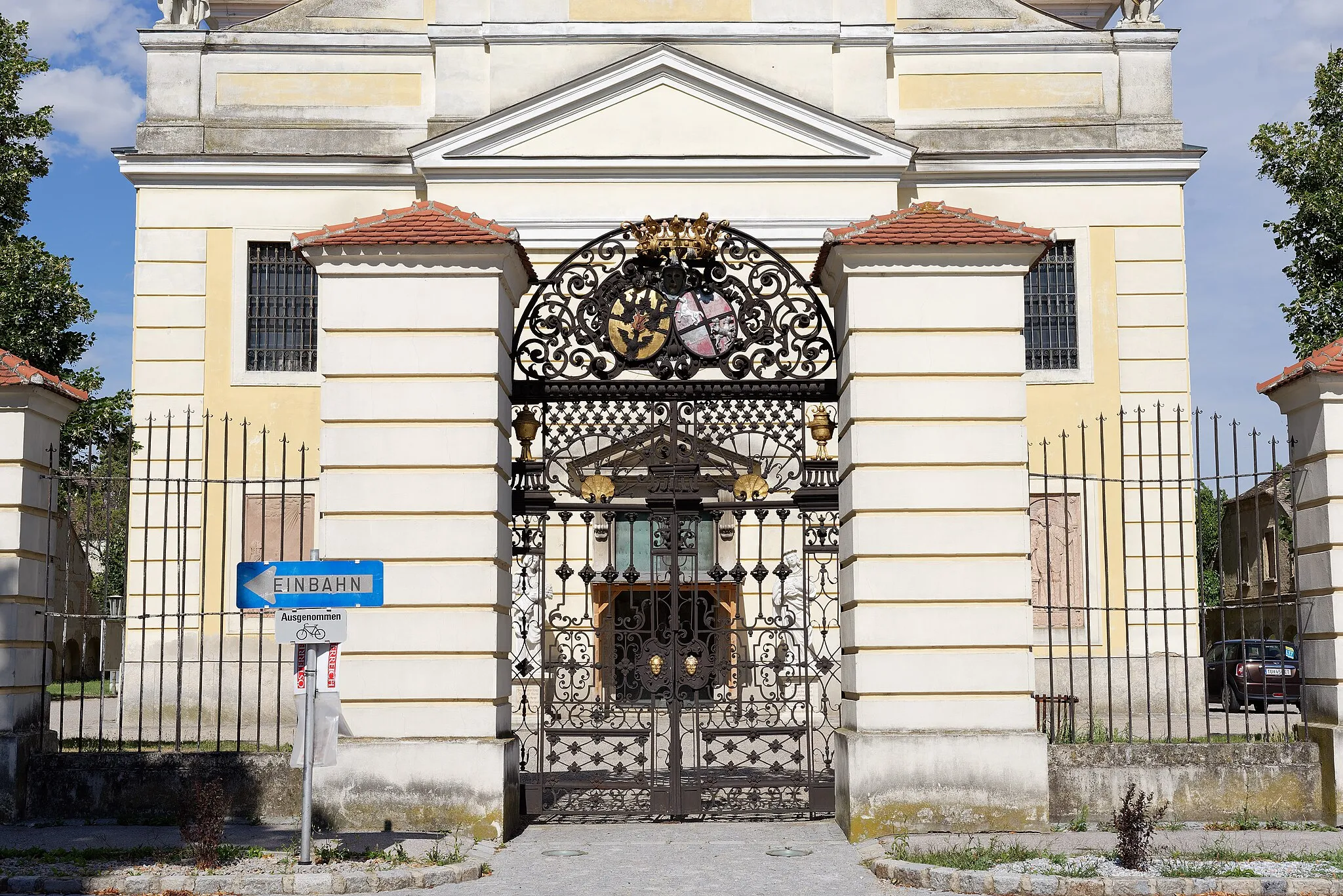 Photo showing: Portal of the churchyard at Großweikersdorf, Lower Austria, Austria