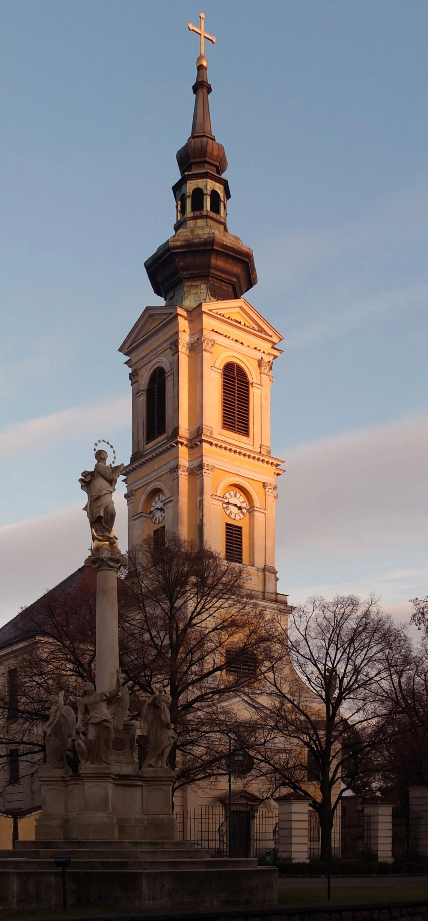 Photo showing: Kath. Pfarrkirche hl. Georg (Fischer von Erlach-Kirche) in Großweikersdorf, im Vordergrund die Mariensäule (Maria Immaculata) aus 1720.