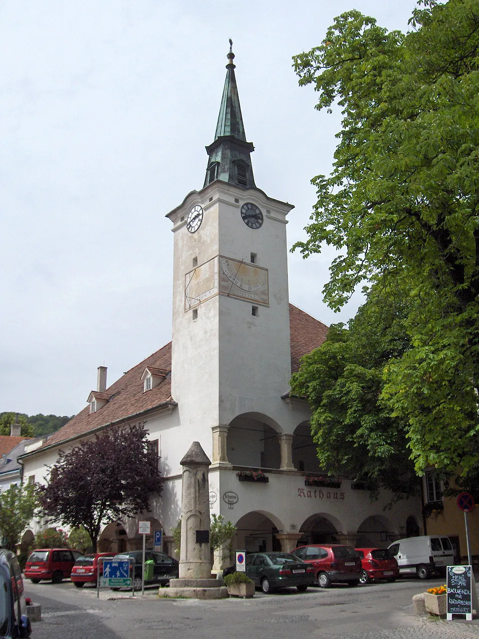 Photo showing: Rathaus (city hall) with pillory of Gumpoldskirchen, Austria

This media shows the protected monument with the number 54019 in Austria. (Commons, de, Wikidata)