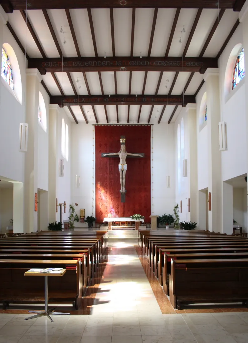 Photo showing: Die Innenansicht der Guntramsdorfer Pfarrkirche hl. Jakobus in Richtung Altar. Das Kruzifix stammt von Gustav Resatz.